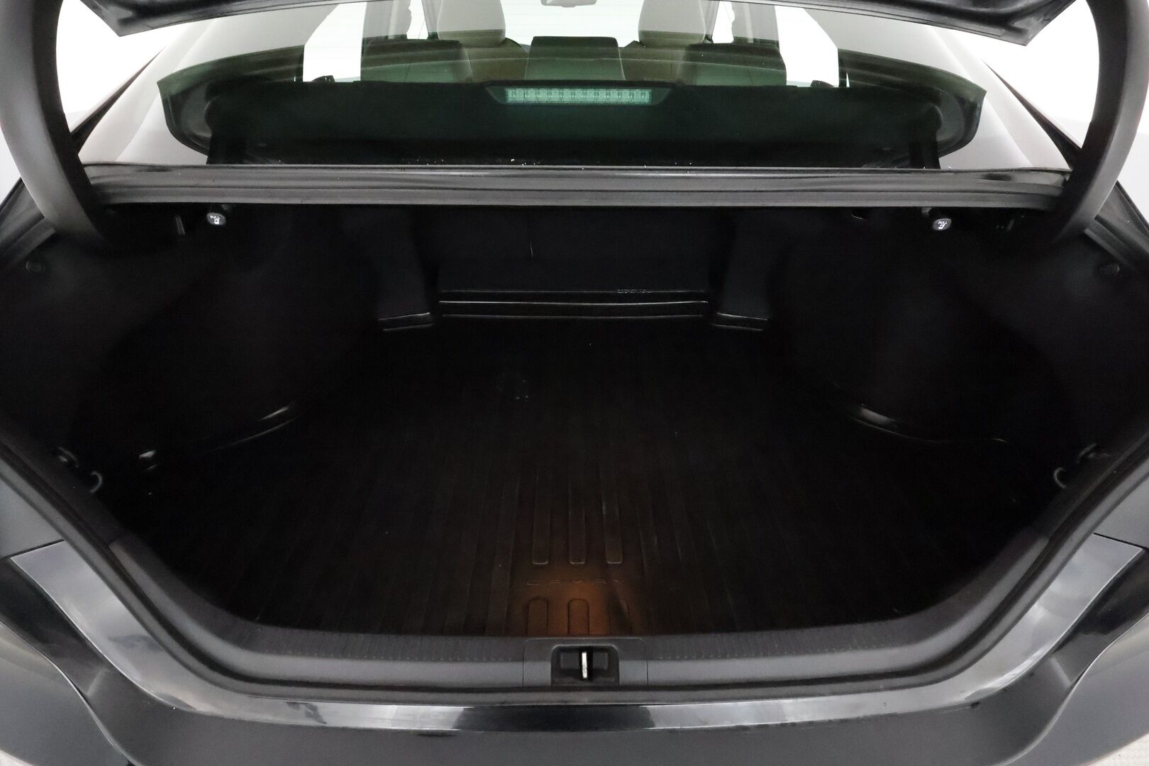 Toyota Camry 2020 2,5 Hybrid Style Business **Webasto / ACC / P.kamera / LED / Navi / Sähköpenkit / Vaaleat nahat** - 1.Om Suomi-auto / Kahdet renkaat aluvanteilla