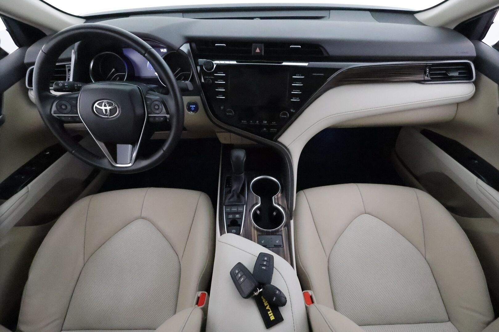 Toyota Camry 2020 2,5 Hybrid Style Business **Webasto / ACC / P.kamera / LED / Navi / Sähköpenkit / Vaaleat nahat** - 1.Om Suomi-auto / Kahdet renkaat aluvanteilla
