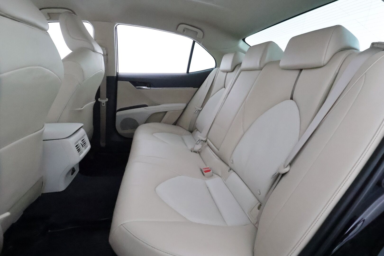 Toyota Camry 2020 2,5 Hybrid Style Business **Webasto / ACC / P.kamera / LED / Navi / Sähköpenkit / Vaaleat nahat** - 1.Om Suomi-auto / Kahdet renkaat aluvanteilla