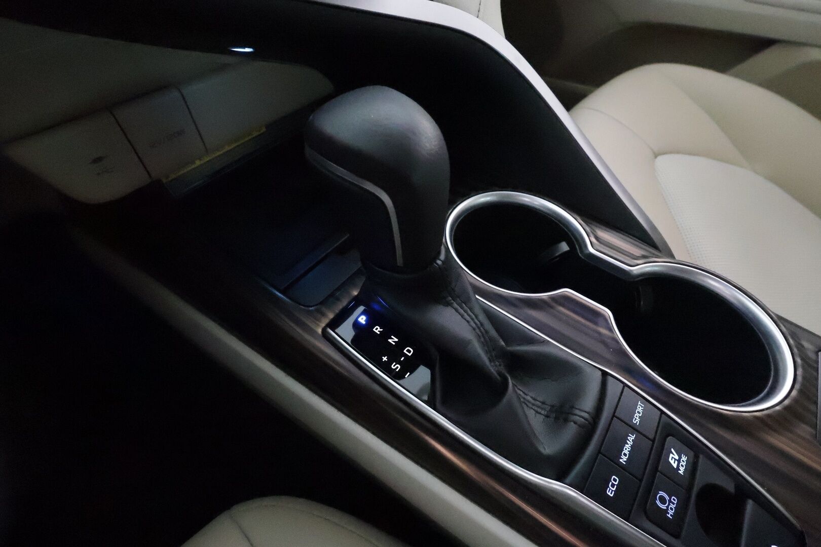 Toyota Camry 2020 2,5 Hybrid Style Business **Webasto / ACC / P.kamera / LED / Navi / Sähköpenkit / Vaaleat nahat** - 1.Om Suomi-auto / Kahdet renkaat aluvanteilla