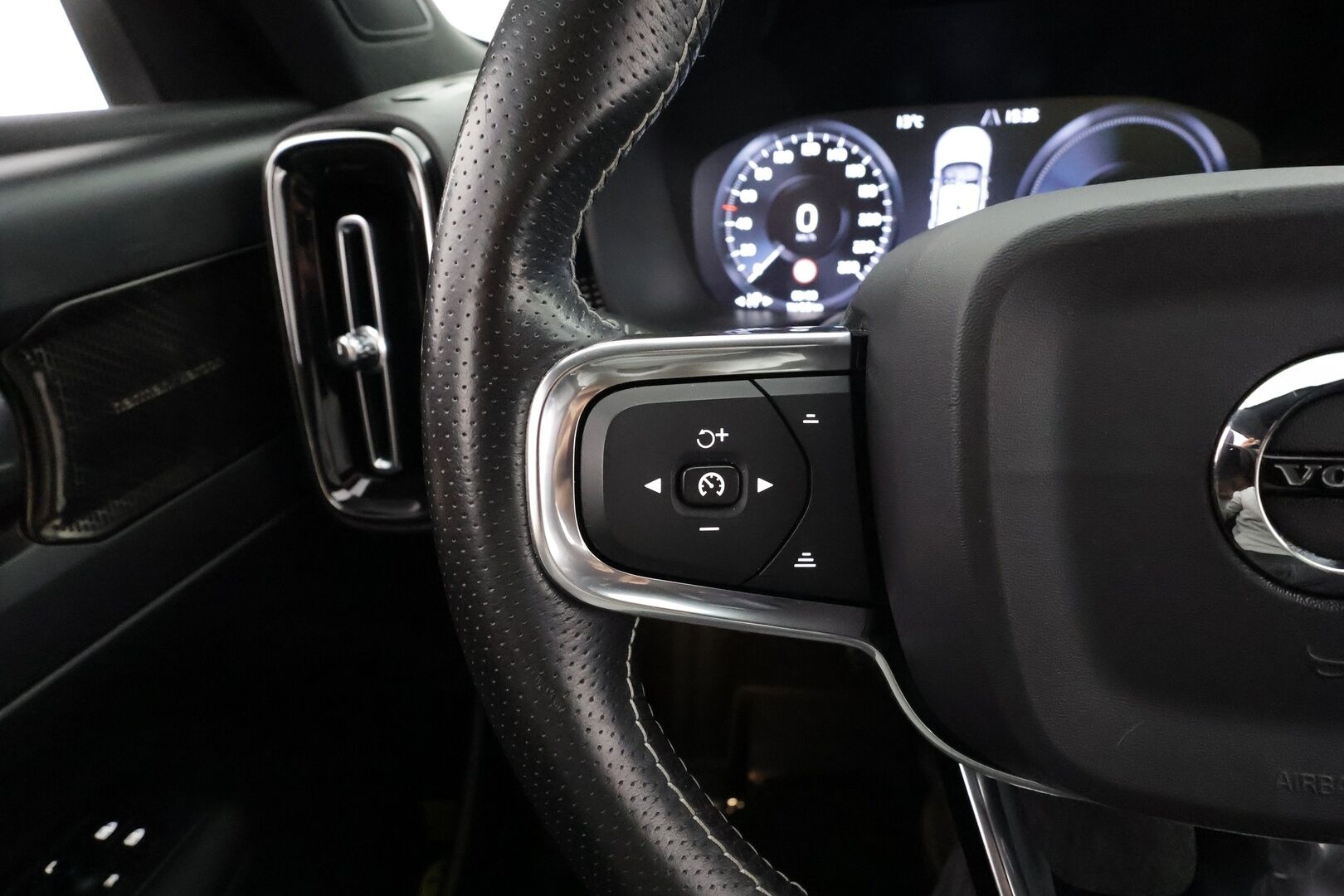 Volvo XC40 2021 T5 TwE Business R-Design aut /* ACC / Webasto / Sporttinahat / Harman/Kardon / Keyless / P.Kamera * - 1.Om suomi-auto / Kahdet Renkaat 