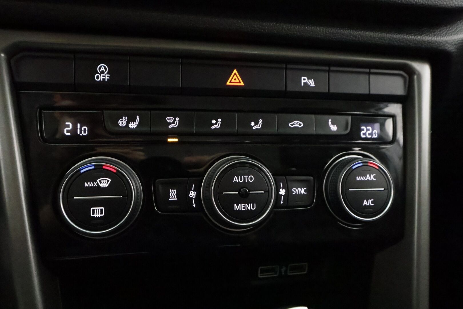 Volkswagen T-Roc 2020 Style 2,0 TDI 110 kW DSG-automaatti - | ACC | Webasto | P.kamera | LED | Lane Assist | Apple & Android | Sähk. takaluukku | Lämm. ratti | 2x renkaat aluin | Suomiauto | 