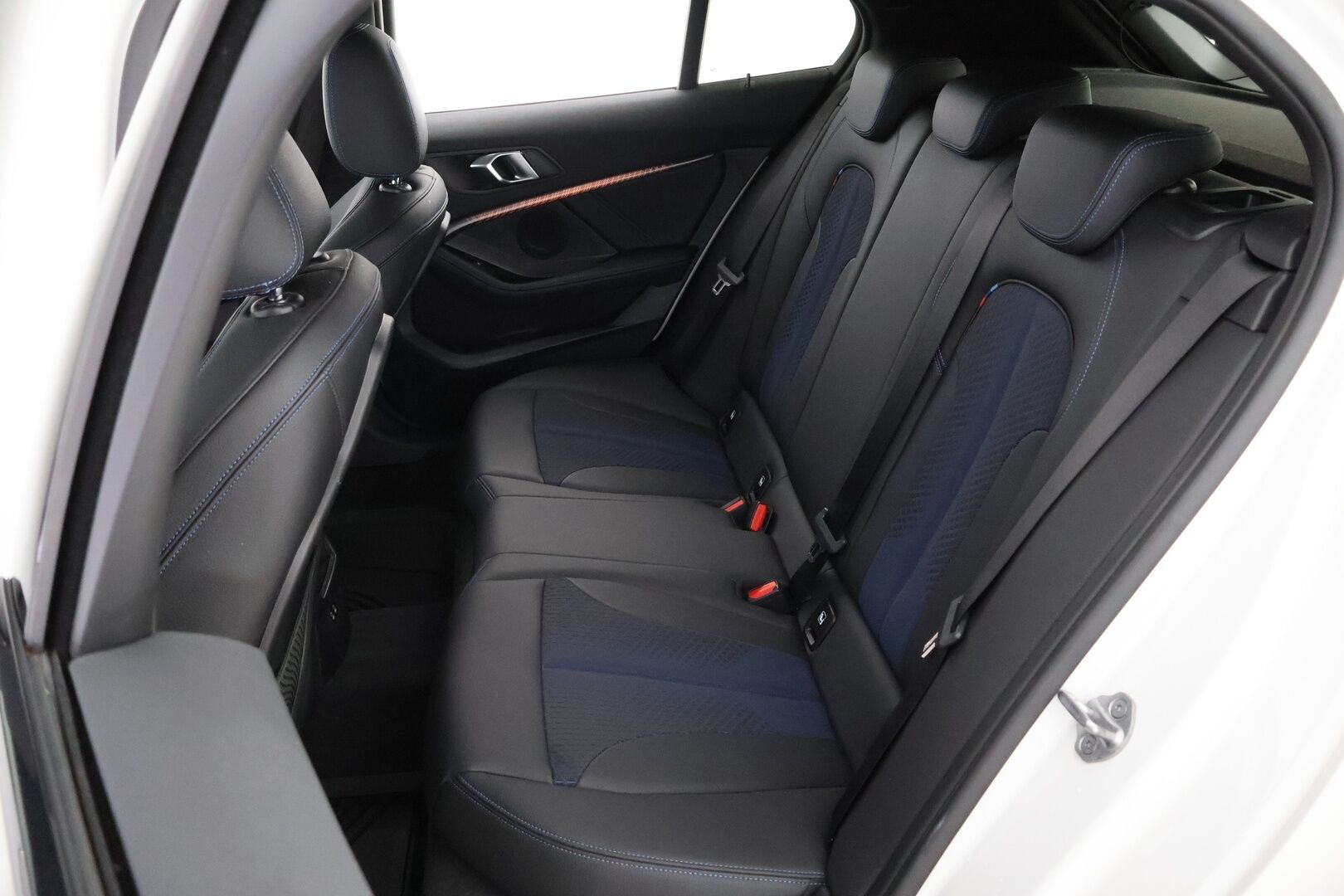 BMW 118 2021 F40 Hatchback 118i A The 1 Edition M Sport * Vetokoukku / Sporttipenkit / Digimittari / Puolinahkasisusta / BLIS / - Huippuvarusteet / Näyttävä / Juuri tullut Tampereelle!