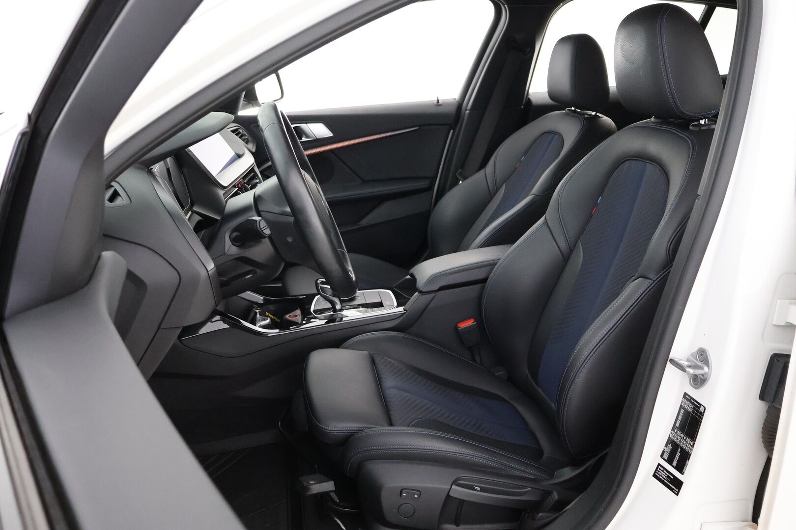 BMW 118 2021 F40 Hatchback 118i A The 1 Edition M Sport * Vetokoukku / Sporttipenkit / Digimittari / Puolinahkasisusta / BLIS / - Huippuvarusteet / Näyttävä / 2x Hyvät renkaat!