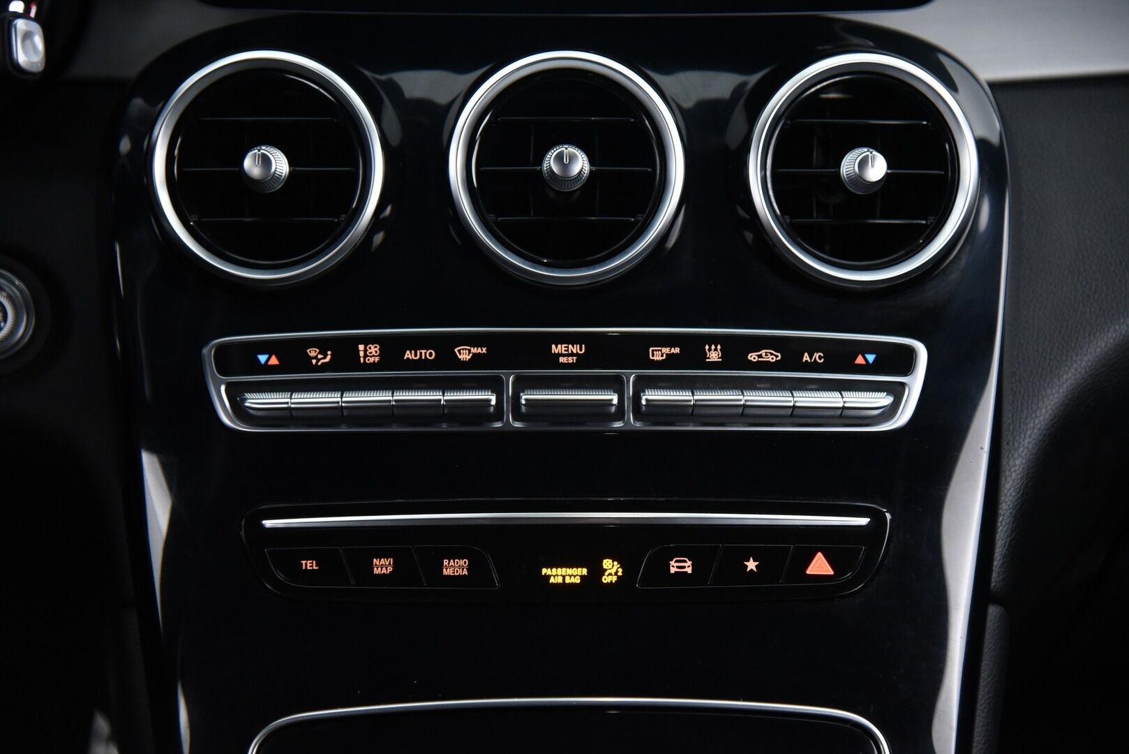 Mercedes-Benz GLC 2020 300 e 4MATIC A Business Coupé EQ Power AMG/ AMG Sisä- ja ulkopaketti / Koukku / LED / P-kamera - 3,99 % KORKOTARJOUS TÄHÄN AUTOON 31.8. ASTI! - Näyttävä Suomi-auto kattavilla varusteilla! 