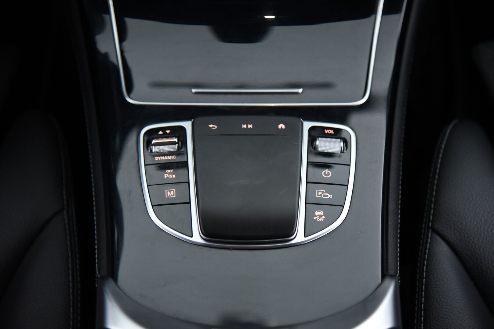 Mercedes-Benz GLC 2020 300 e 4MATIC A Business Coupé EQ Power AMG/ AMG Sisä- ja ulkopaketti / Koukku / LED / P-kamera - 3,99 % KORKOTARJOUS TÄHÄN AUTOON 31.8. ASTI! - Näyttävä Suomi-auto kattavilla varusteilla! 