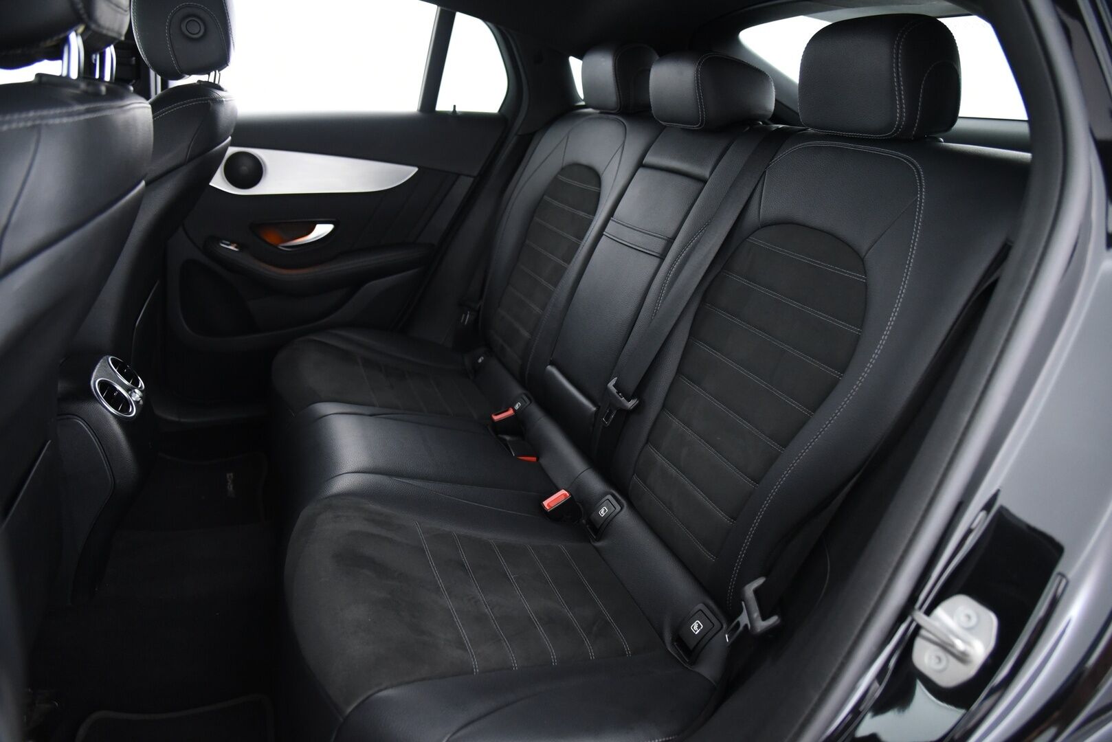 Mercedes-Benz GLC 2020 300 e 4MATIC A Business Coupé EQ Power AMG/ AMG Sisä- ja ulkopaketti / Koukku / LED / P-kamera - 3,99 % KORKOTARJOUS TÄHÄN AUTOON 31.8. ASTI! - Näyttävä Suomi-auto kattavilla varusteilla! 