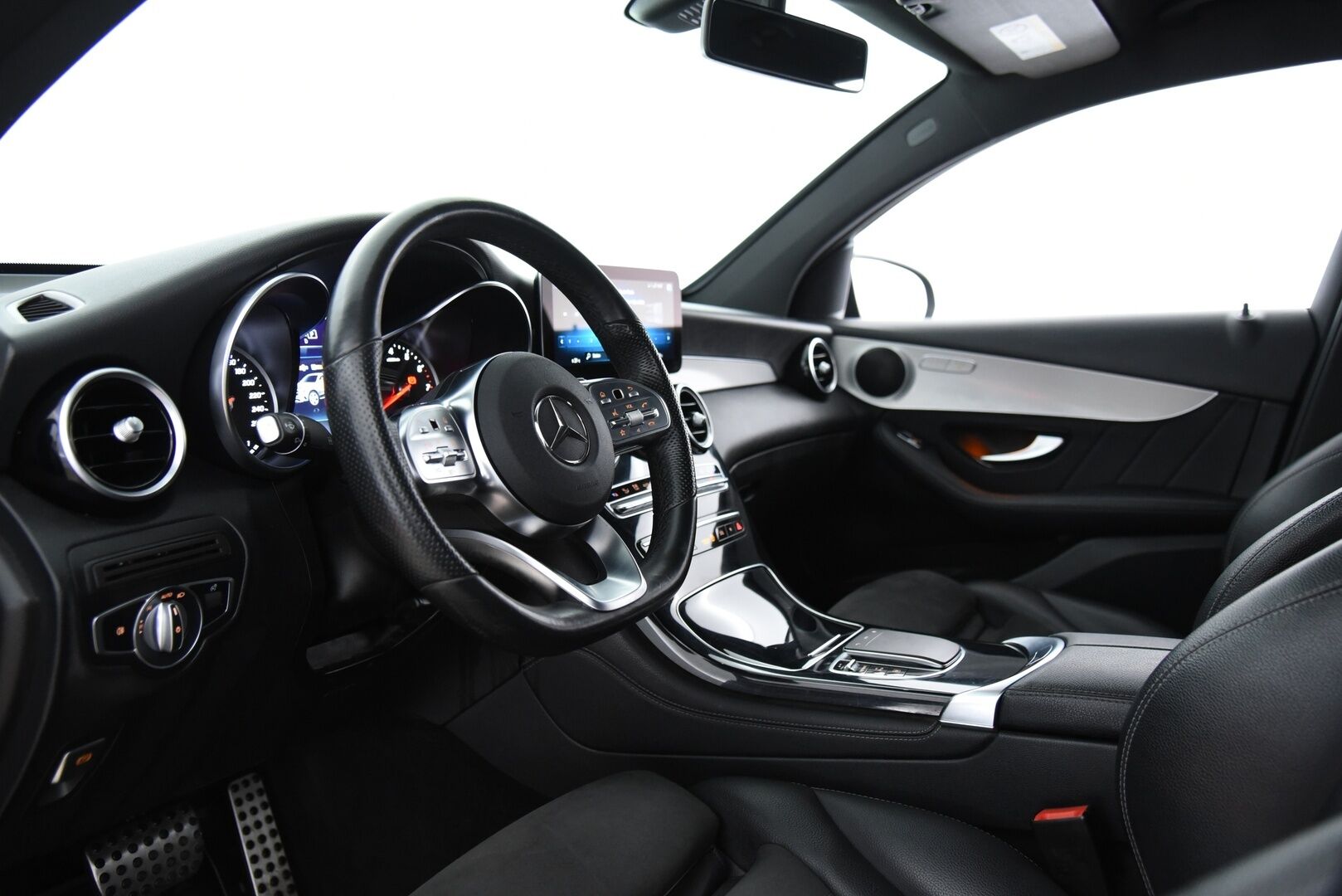 Mercedes-Benz GLC 2020 300 e 4MATIC A Business Coupé EQ Power AMG/ AMG Sisä- ja ulkopaketti / Koukku / LED / P-kamera - 3,99 % KORKOTARJOUS TÄHÄN AUTOON 31.8. ASTI! - Näyttävä Suomi-auto kattavilla varusteilla! 