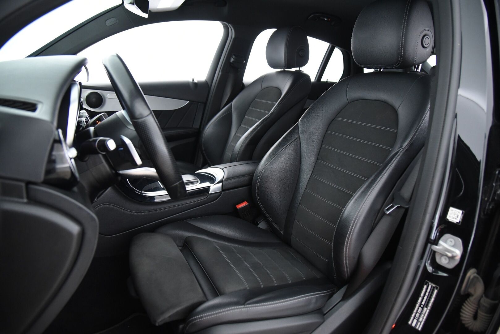 Mercedes-Benz GLC 2020 300 e 4MATIC A Business Coupé EQ Power AMG/ AMG Sisä- ja ulkopaketti / Koukku / LED / P-kamera - 3,99 % KORKOTARJOUS TÄHÄN AUTOON 31.8. ASTI! - Näyttävä Suomi-auto kattavilla varusteilla! 