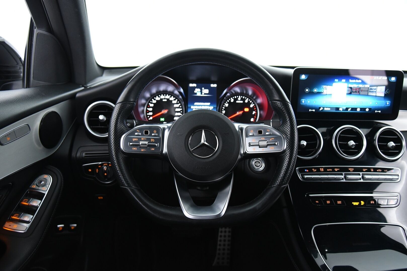 Mercedes-Benz GLC 2020 300 e 4MATIC A Business Coupé EQ Power AMG/ AMG Sisä- ja ulkopaketti / Koukku / LED / P-kamera - 3,99 % KORKOTARJOUS TÄHÄN AUTOON 31.8. ASTI! - Näyttävä Suomi-auto kattavilla varusteilla! 