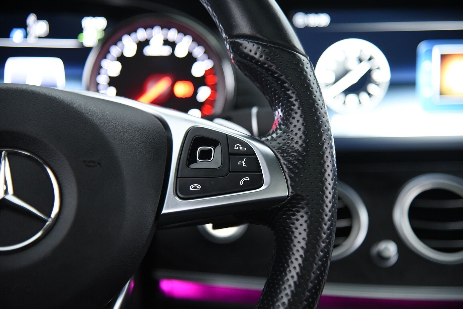 Mercedes-Benz E 2018 350 e A Premium Business AMG / Distronic+ / Panorama / P-kamera / NAVI / Ambiente valaistus / LED high performance - Juuri Tehty Laaja Huolto !