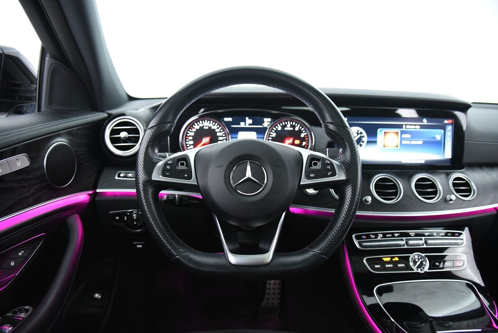 Mercedes-Benz E 2018 350 e A Premium Business AMG / Distronic+ / Panorama / P-kamera / NAVI / Ambiente valaistus / LED high performance - Juuri Tehty Laaja Huolto !