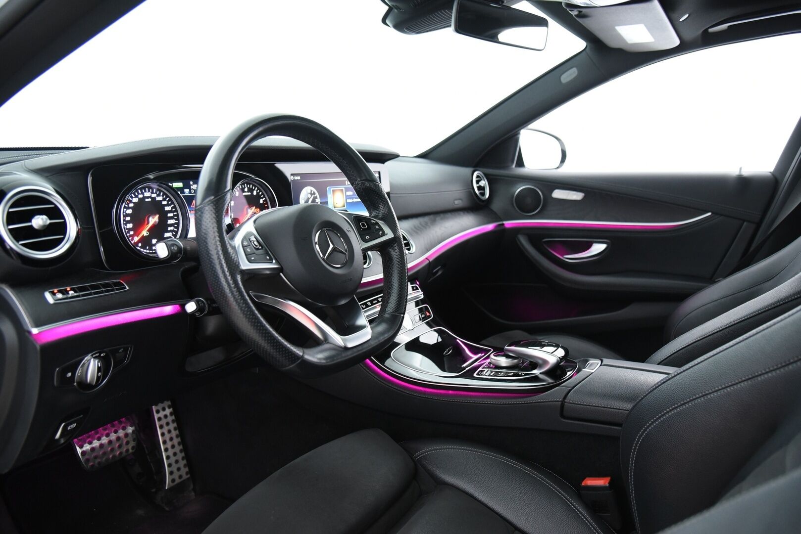 Mercedes-Benz E 2018 350 e A Premium Business AMG / Distronic+ / Panorama / P-kamera / NAVI / Ambiente valaistus / LED high performance - Juuri Tehty Laaja Huolto !
