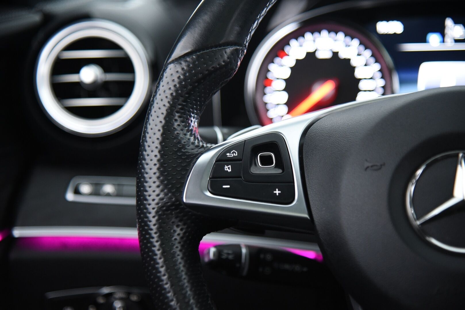 Mercedes-Benz E 2018 350 e A Premium Business AMG / Distronic+ / Panorama / P-kamera / NAVI / Ambiente valaistus / LED high performance - Juuri Tehty Laaja Huolto !
