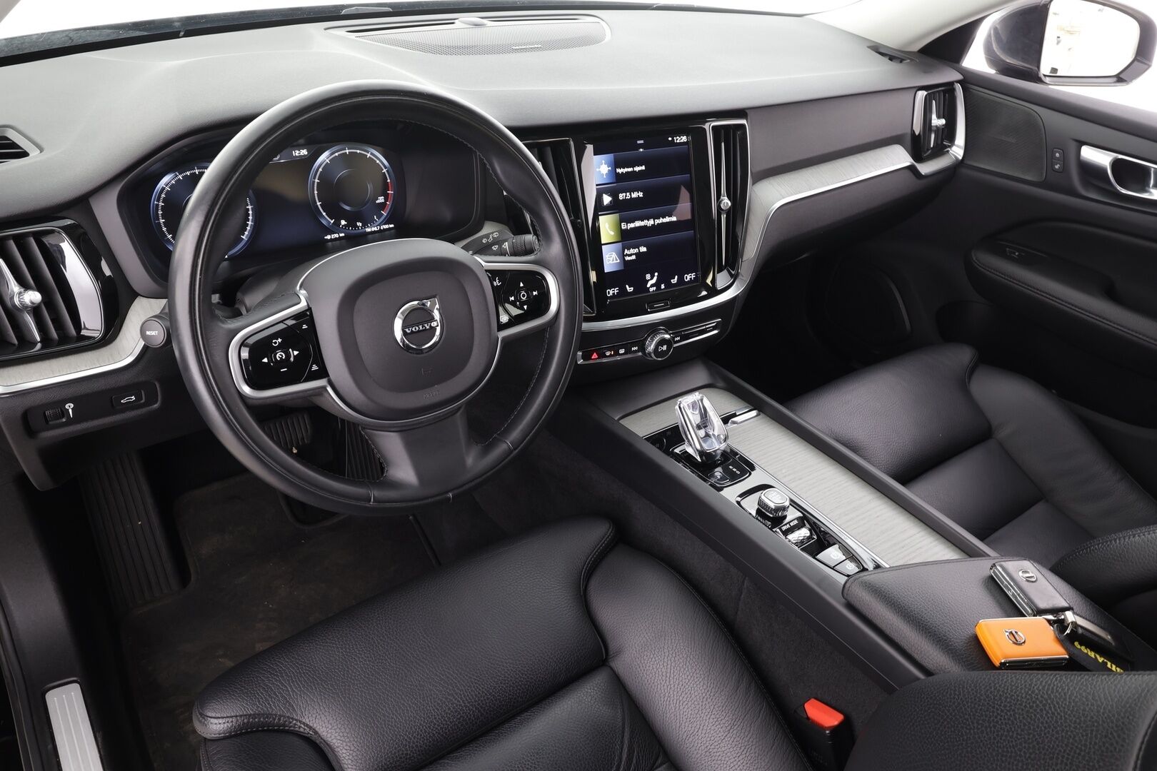 Volvo V60 2021 B4 MHEV Business Inscription aut * ACC / 360° / LED / Navi / Muistipenkki / H&K / Webasto / Nahat / KeylessGo / BLIS * - 1.Om Suomi-auto / Kahdet renkaat aluvanteilla - HULLU BLACKWEEK KORKOTARJOUS 2,49%