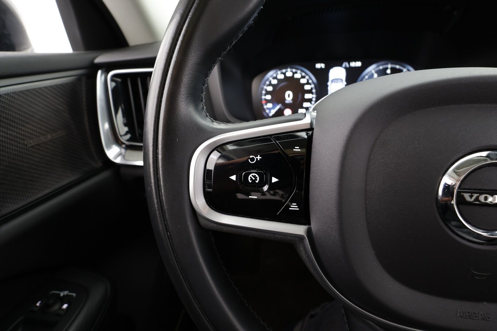 Volvo V60 2021 B4 MHEV Business Inscription aut * ACC / 360° / LED / Navi / Muistipenkki / H&K / Webasto / Nahat / KeylessGo / BLIS * - 1.Om Suomi-auto / Kahdet renkaat aluvanteilla - HULLU BLACKWEEK KORKOTARJOUS 2,49%