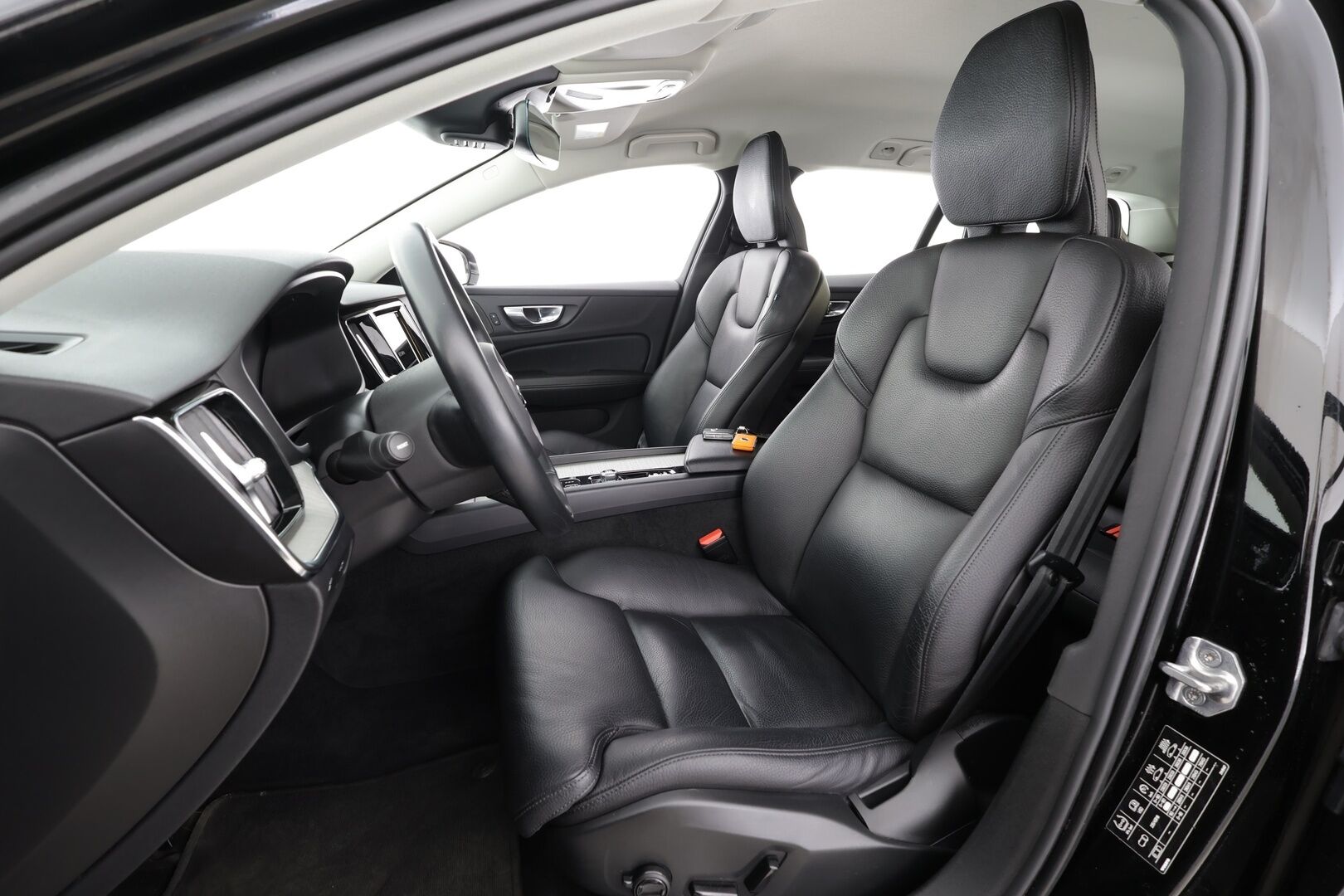 Volvo V60 2021 B4 MHEV Business Inscription aut * ACC / 360° / LED / Navi / Muistipenkki / H&K / Webasto / Nahat / KeylessGo / BLIS * - 1.Om Suomi-auto / Kahdet renkaat aluvanteilla - HULLU BLACKWEEK KORKOTARJOUS 2,49%