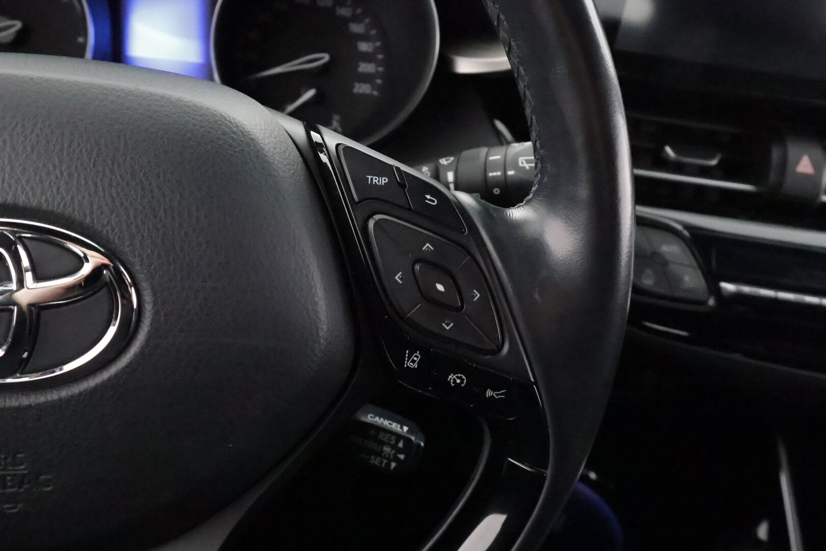 Toyota C-HR 2018 1,8 Hybrid Premium - | ACC | JBL | Nahkaverhoilu | LED | P.kamera ja tutkat | Navi | Lane Assist | BSM | RCTA | Keyless | Lämm. ratti | 2x renkaat aluin | 