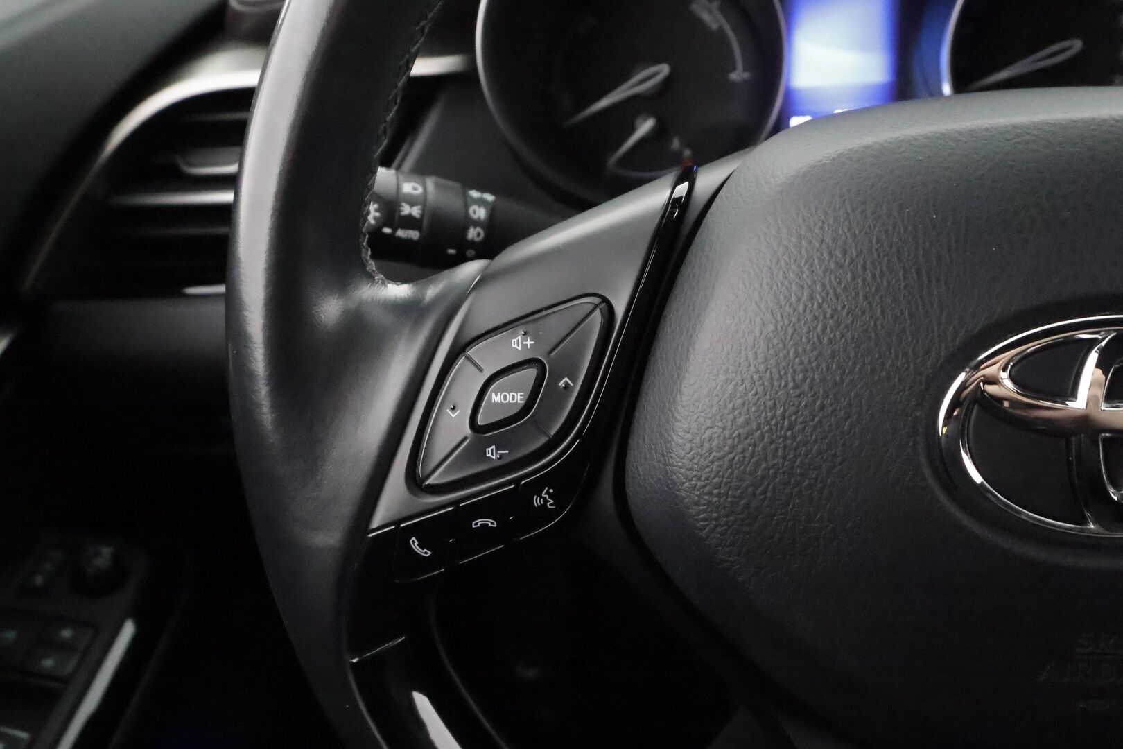 Toyota C-HR 2018 1,8 Hybrid Premium - | ACC | JBL | Nahkaverhoilu | LED | P.kamera ja tutkat | Navi | Lane Assist | BSM | RCTA | Keyless | Lämm. ratti | 2x renkaat aluin | 