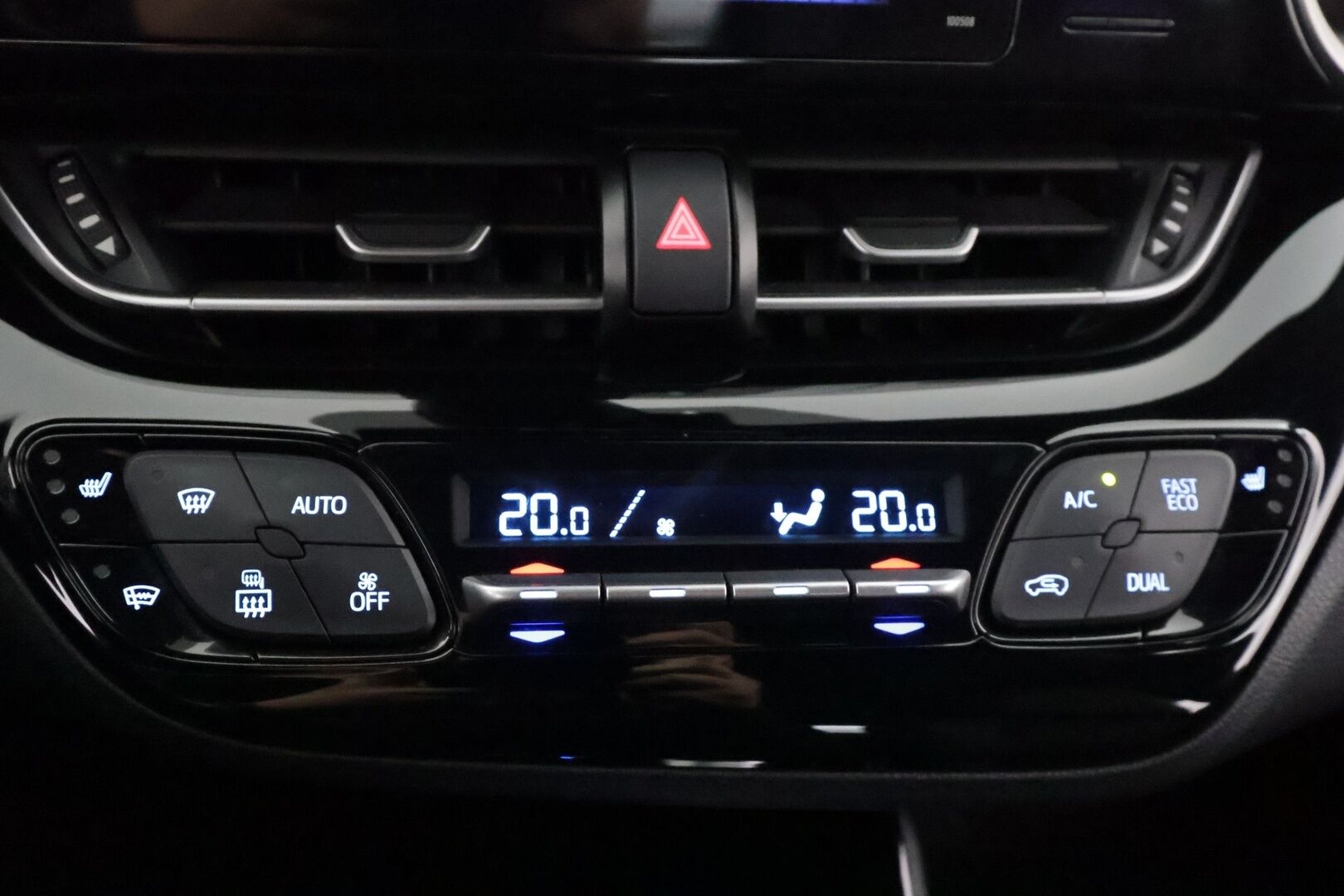 Toyota C-HR 2018 1,8 Hybrid Premium - | ACC | JBL | Nahkaverhoilu | LED | P.kamera ja tutkat | Navi | Lane Assist | BSM | RCTA | Keyless | Lämm. ratti | 2x renkaat aluin | 