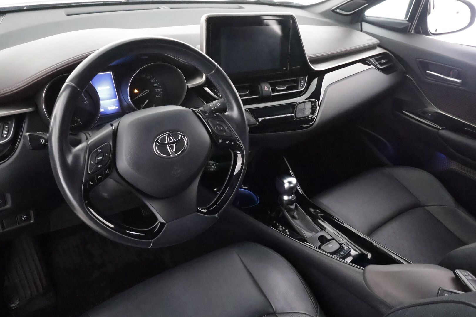 Toyota C-HR 2018 1,8 Hybrid Premium - | ACC | JBL | Nahkaverhoilu | LED | P.kamera ja tutkat | Navi | Lane Assist | BSM | RCTA | Keyless | Lämm. ratti | 2x renkaat aluin | 