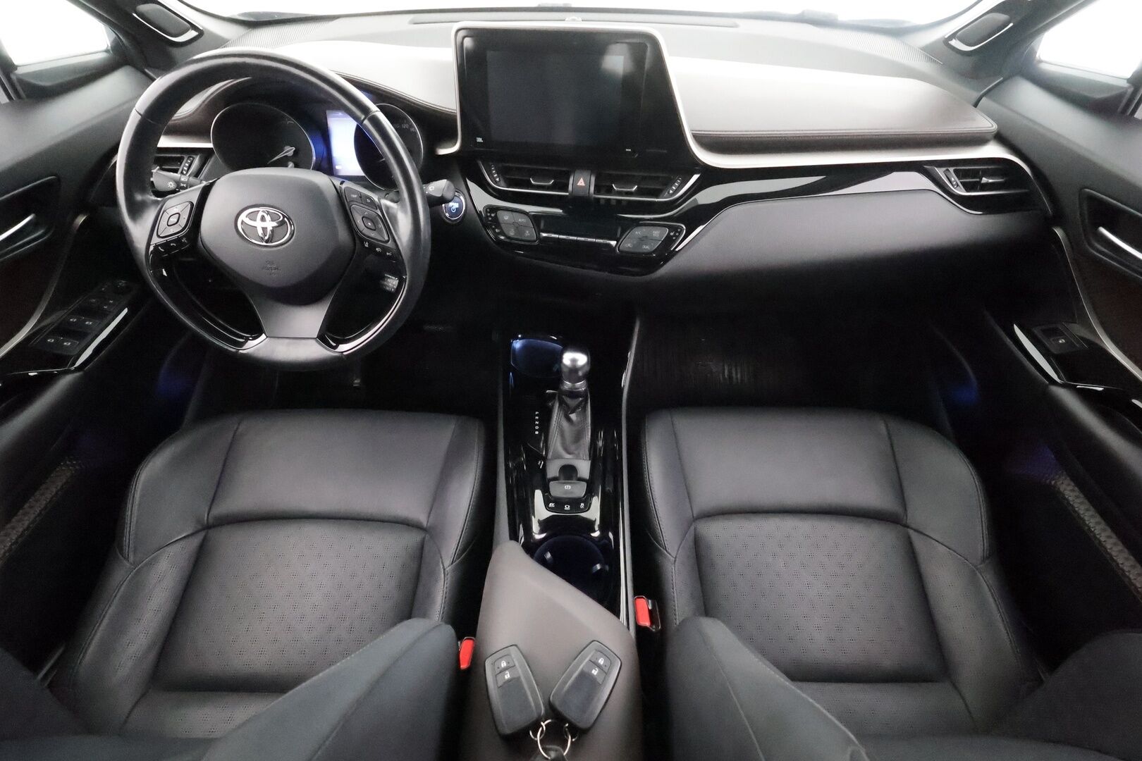 Toyota C-HR 2018 1,8 Hybrid Premium - | ACC | JBL | Nahkaverhoilu | LED | P.kamera ja tutkat | Navi | Lane Assist | BSM | RCTA | Keyless | Lämm. ratti | 2x renkaat aluin | 
