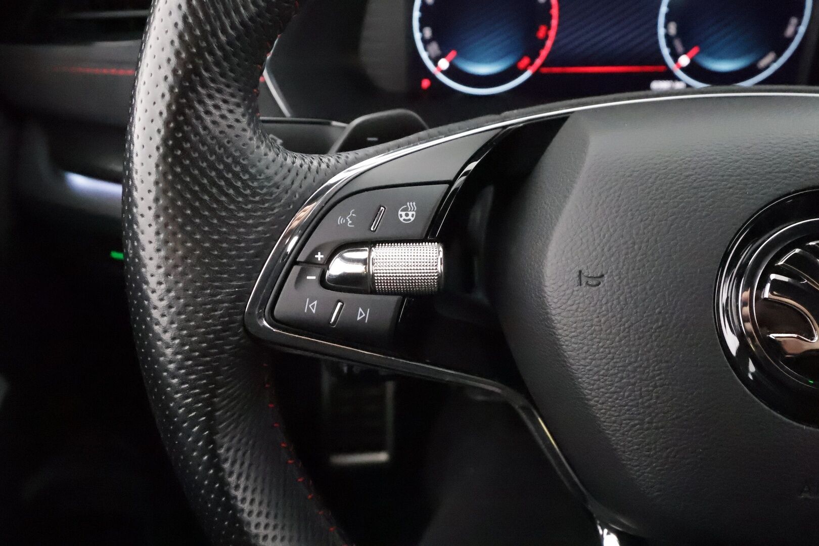 Skoda Octavia 2021 2,0 TSI RS DSG Autom. - | ACC | Webasto | Matrix-LED | HUD | Canton | hierovat Muistipenkit | P.Kamera | Sporttipenkit | Keyless | Apple&Android | Merkkihuollettu | Kahdet Renkaat |