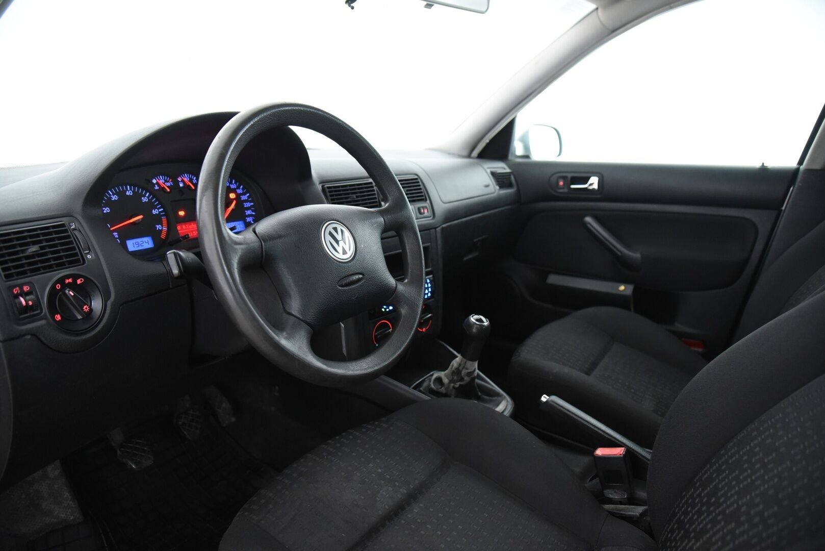 Volkswagen Golf Variant 2003 5D GOLF VARIANT 1.6-1J/250 / Suomi-auto / Vetokoukku / Lohkolämmitin / Penkinlämmitimet / YritysOutlet - Myydään vain yrityksille - 8kk leimaa! / YritysOutlet - Myydään vain yrityksille