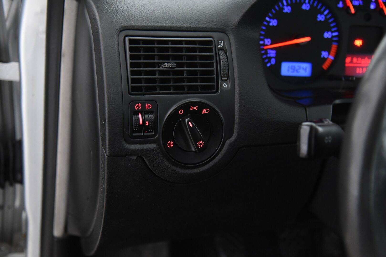 Volkswagen Golf Variant 2003 5D GOLF VARIANT 1.6-1J/250 / Suomi-auto / Vetokoukku / Lohkolämmitin / Penkinlämmitimet / YritysOutlet - Myydään vain yrityksille - 8kk leimaa! / YritysOutlet - Myydään vain yrityksille