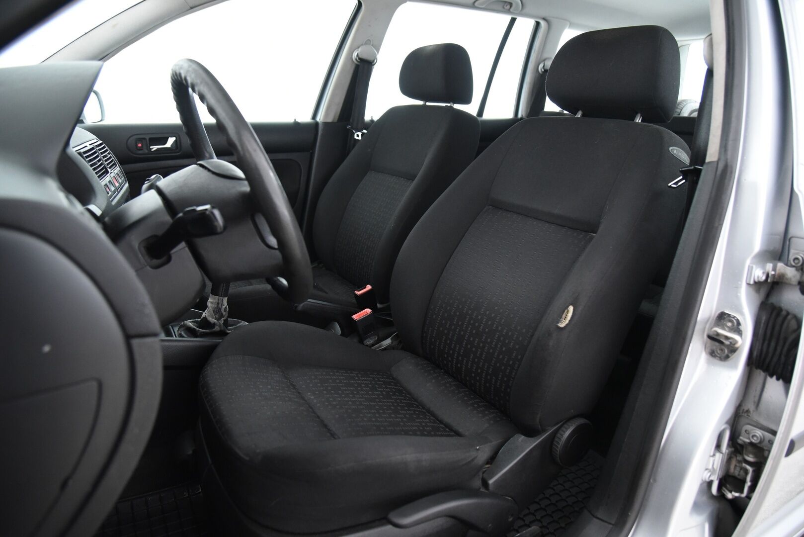 Volkswagen Golf Variant 2003 5D GOLF VARIANT 1.6-1J/250 / Suomi-auto / Vetokoukku / Lohkolämmitin / Penkinlämmitimet / YritysOutlet - Myydään vain yrityksille - 8kk leimaa! / YritysOutlet - Myydään vain yrityksille