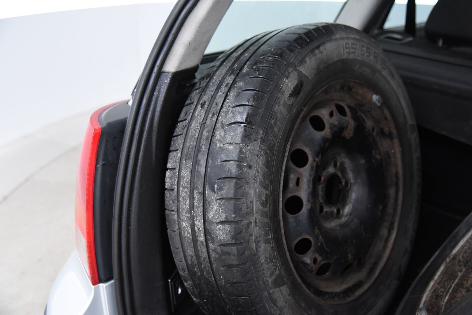 Volkswagen Golf Variant 2003 5D GOLF VARIANT 1.6-1J/250 / Suomi-auto / Vetokoukku / Lohkolämmitin / Penkinlämmitimet / YritysOutlet - Myydään vain yrityksille - 8kk leimaa! / YritysOutlet - Myydään vain yrityksille