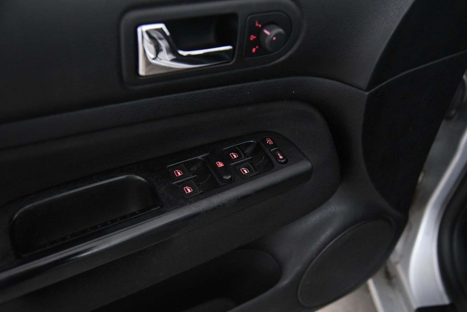 Volkswagen Golf Variant 2003 5D GOLF VARIANT 1.6-1J/250 / Suomi-auto / Vetokoukku / Lohkolämmitin / Penkinlämmitimet / YritysOutlet - Myydään vain yrityksille - 8kk leimaa! / YritysOutlet - Myydään vain yrityksille