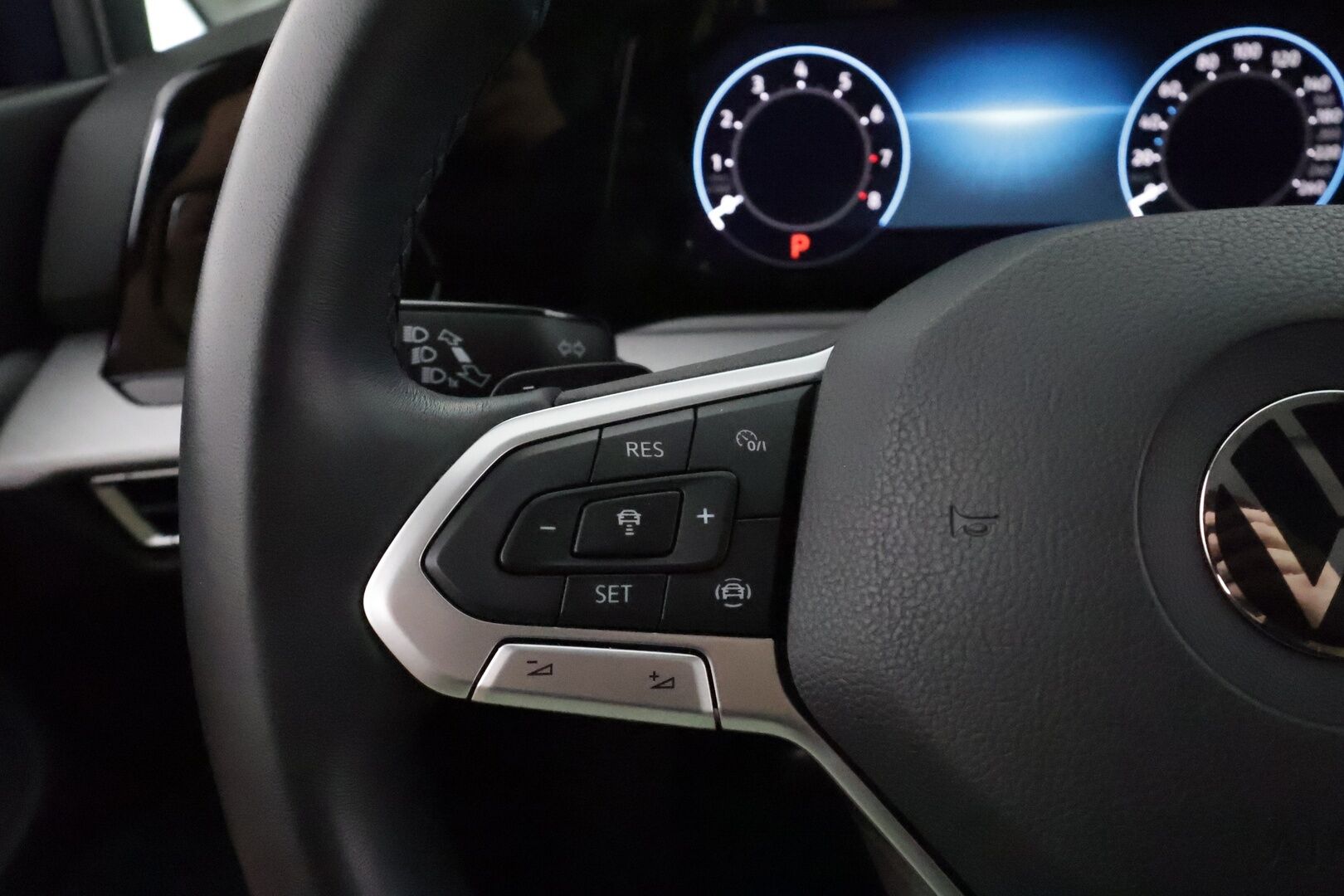 Volkswagen Golf 2021 Comfort Business 1,5 eTSI (MHEV) DSG **Webasto / Adapt.Vakkari / LED-valot / P.Tutkat / Hierova Muistipenkki / Navi** - Suomi-auto / Kahdet Renkaat