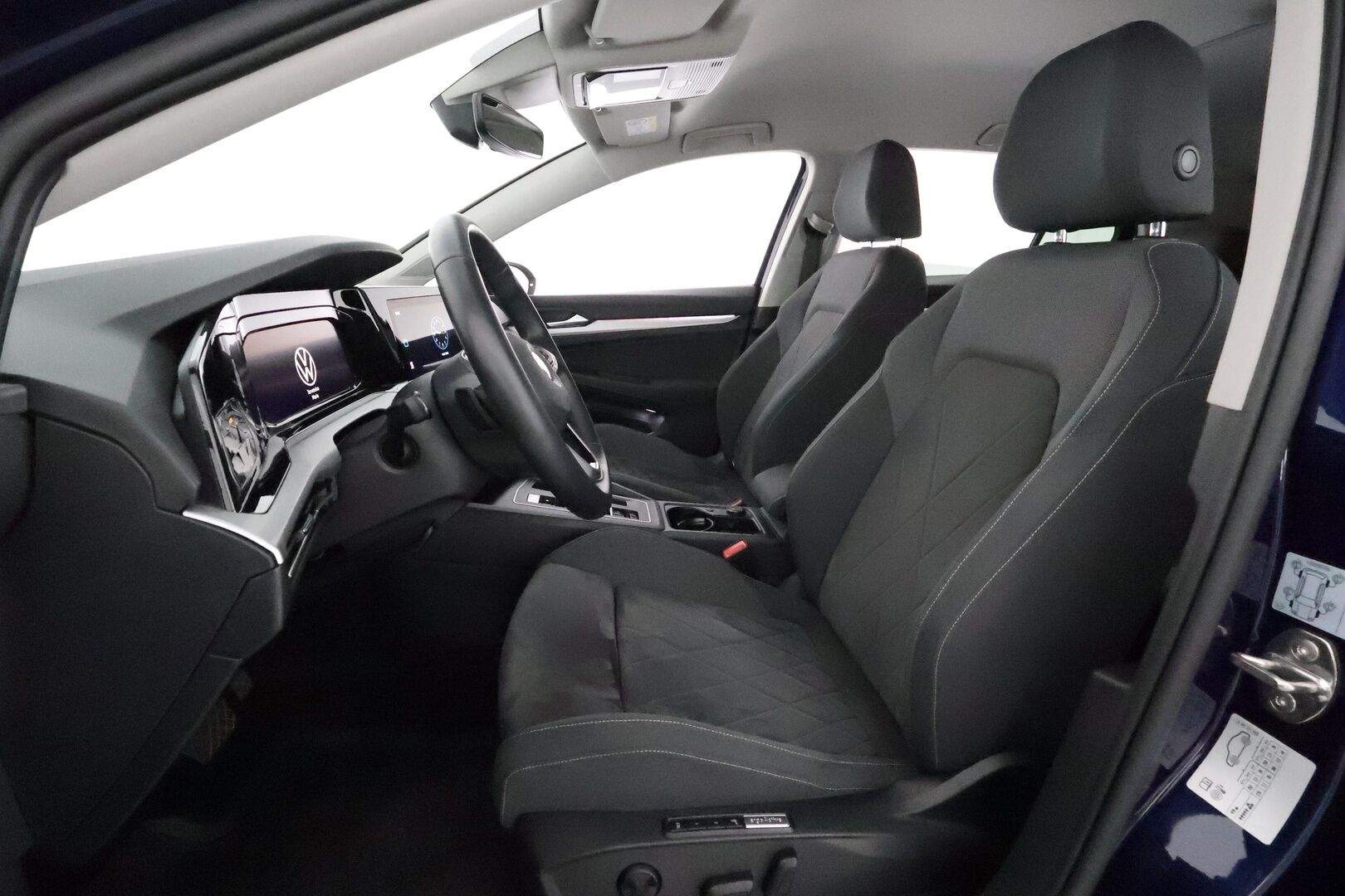 Volkswagen Golf 2021 Comfort Business 1,5 eTSI (MHEV) DSG **Webasto / Adapt.Vakkari / LED-valot / P.Tutkat / Hierova Muistipenkki / Navi** - Suomi-auto / Kahdet Renkaat
