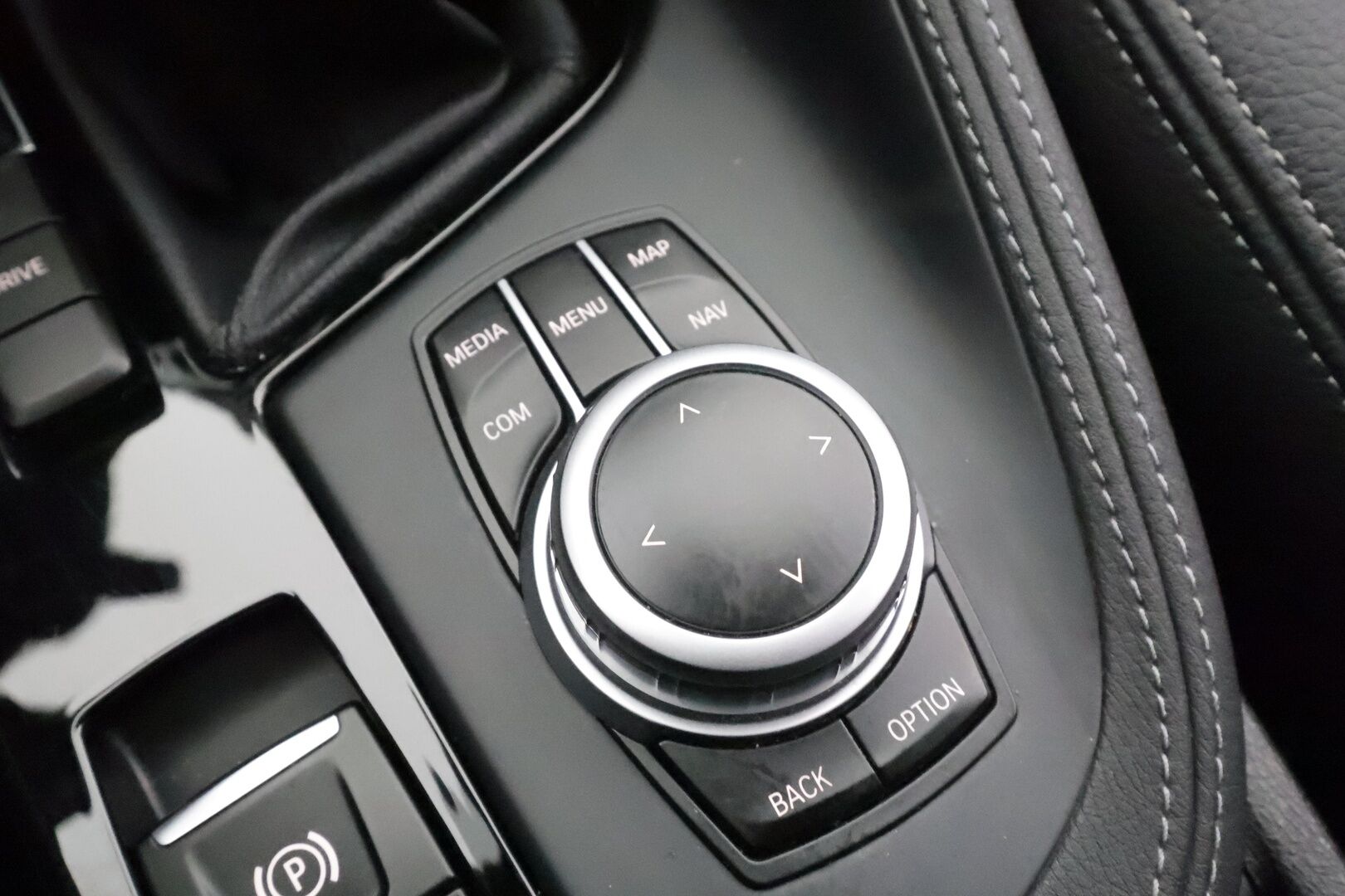 BMW X1 2021 F48 xDrive25e A Charged Edition xLine * HUD / Koukku / Vakkari / P.kamera / Sähköluukku / Navi / LED / Puolinahat * - 1.Om Suomi-auto / Kahdet renkaat aluvanteilla / Merkkihuollettu