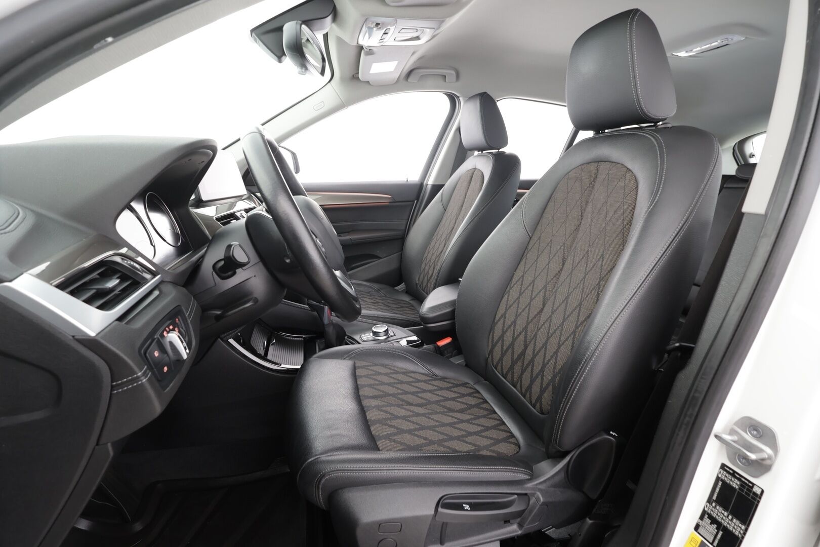 BMW X1 2021 F48 xDrive25e A Charged Edition xLine * HUD / Koukku / Vakkari / P.kamera / Sähköluukku / Navi / LED / Puolinahat * - 1.Om Suomi-auto / Kahdet renkaat aluvanteilla / Merkkihuollettu