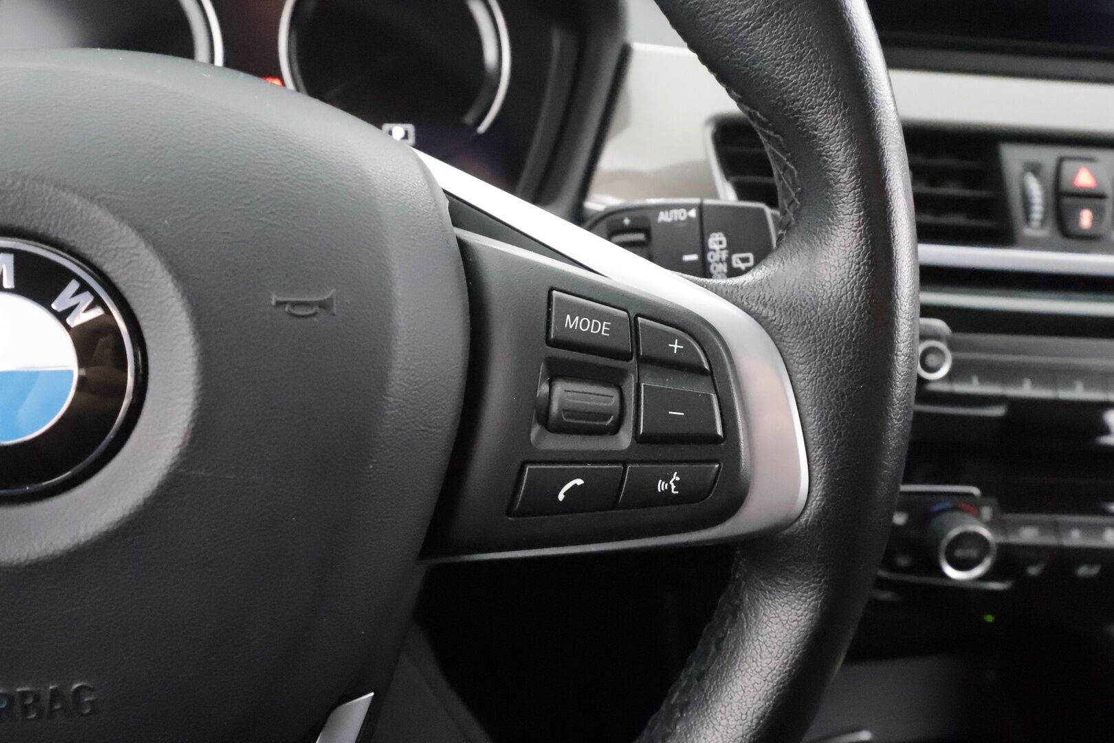 BMW X1 2021 F48 xDrive25e A Charged Edition xLine * HUD / Koukku / Vakkari / P.kamera / Sähköluukku / Navi / LED / Puolinahat * - 1.Om Suomi-auto / Kahdet renkaat aluvanteilla / Merkkihuollettu