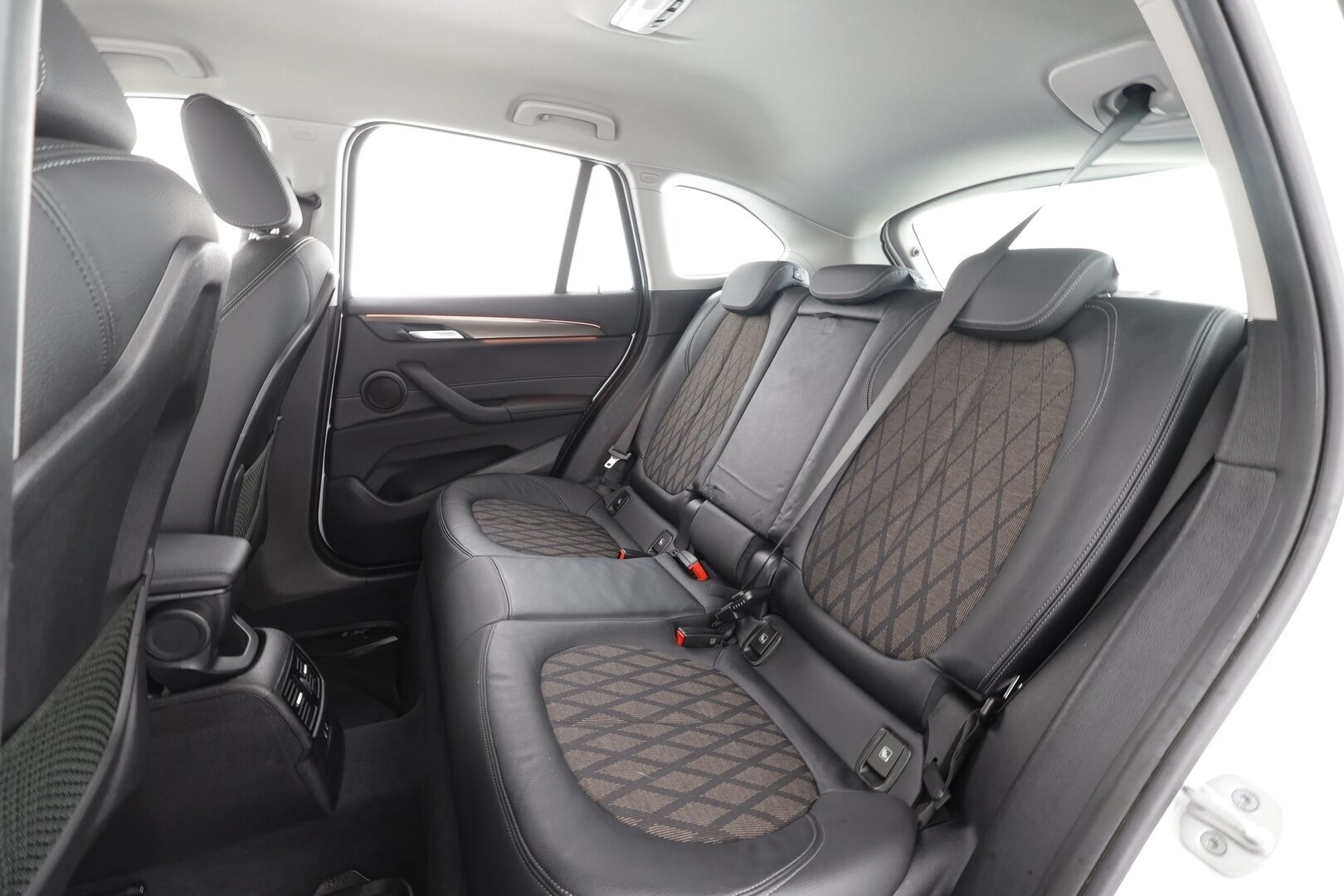 BMW X1 2021 F48 xDrive25e A Charged Edition xLine * HUD / Koukku / Vakkari / P.kamera / Sähköluukku / Navi / LED / Puolinahat * - 1.Om Suomi-auto / Kahdet renkaat aluvanteilla / Merkkihuollettu