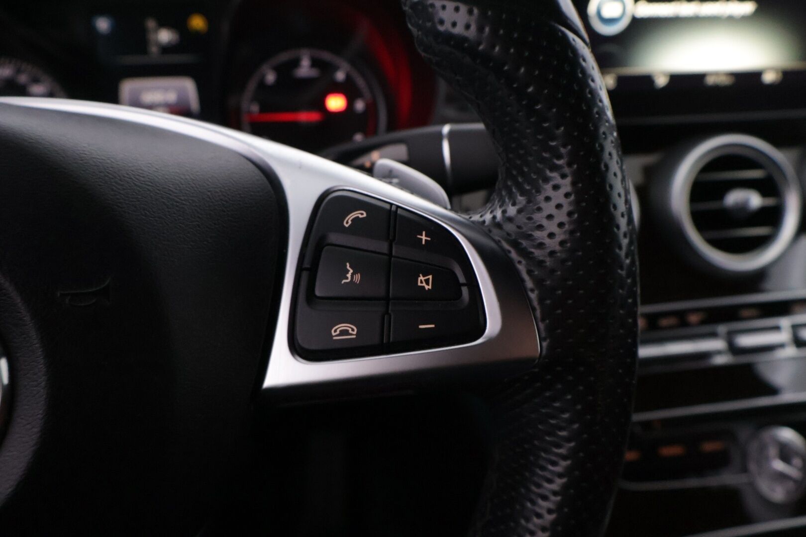 Mercedes-Benz C 2015 220 d T A AMG - | Comand-navi | Punaiset nahat | Sähköluukku | Vakkari | Tutkat | LED High Performance |