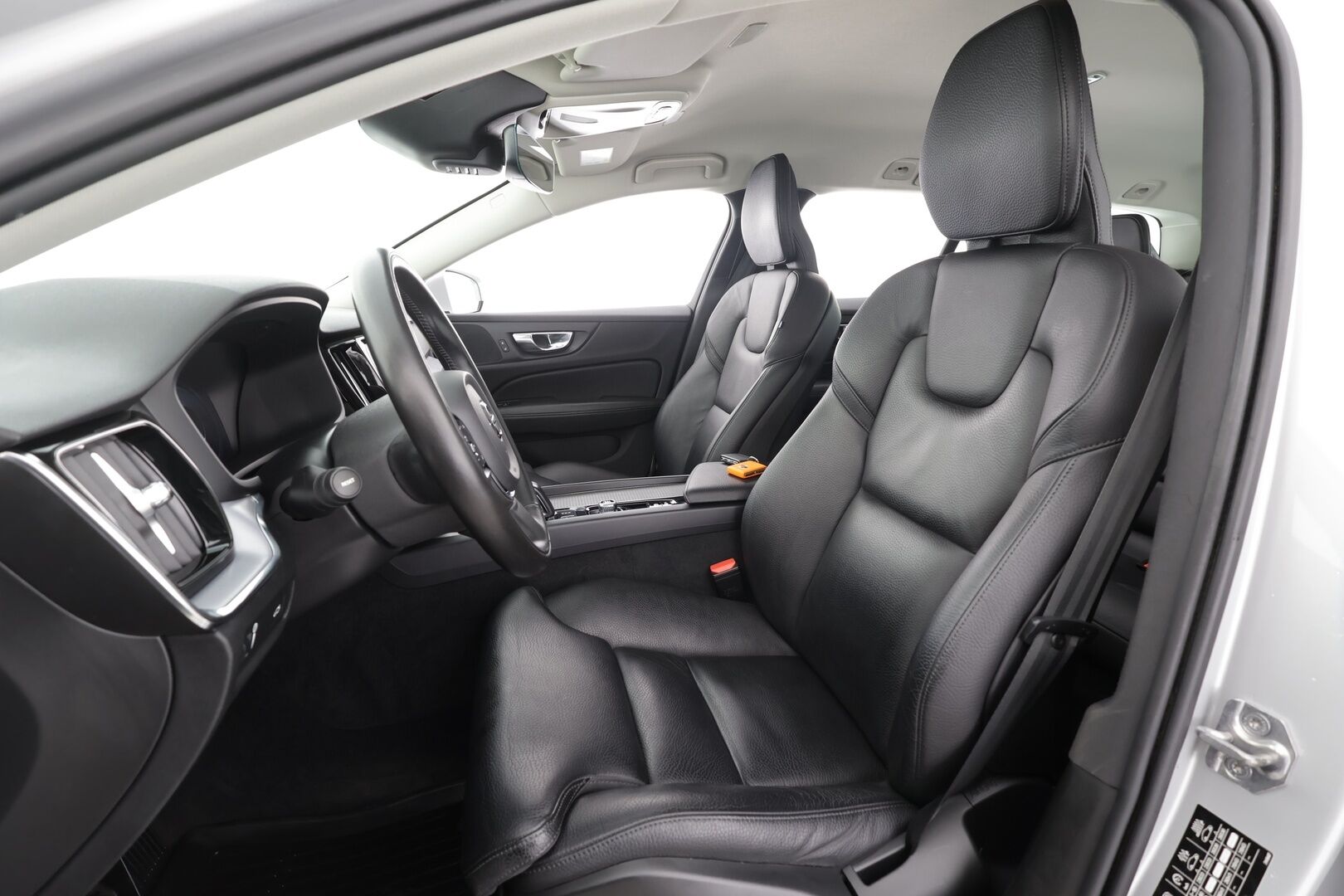 Volvo V60 2021 B4 MHEV Business aut * ACC / P.kamera / Webasto / Muistipenkki / Keyless / Nahat / Sähköluukku * - 1.Om Suomi-auto / Kahdet renkaat aluvanteilla