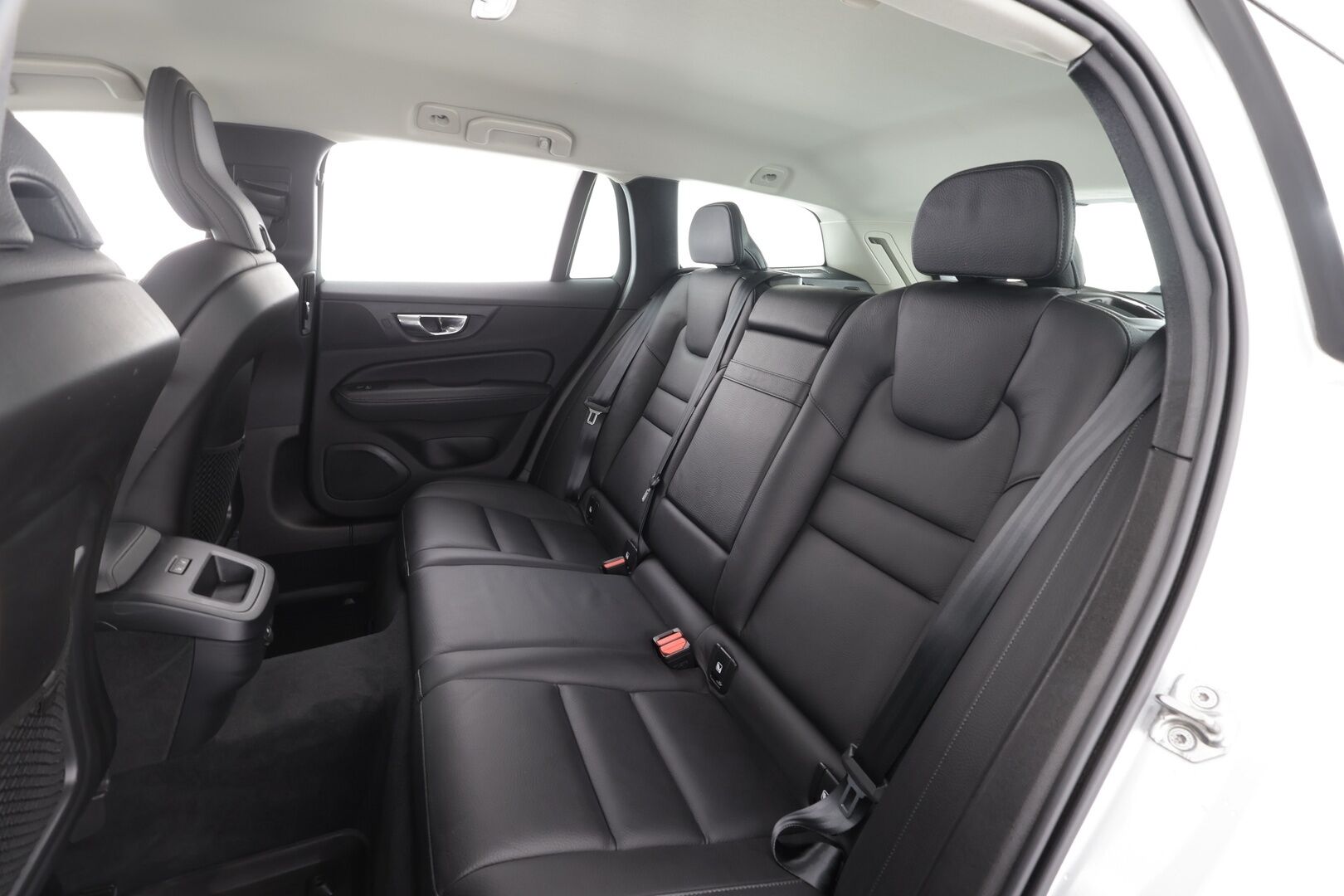 Volvo V60 2021 B4 MHEV Business aut * ACC / P.kamera / Webasto / Muistipenkki / Keyless / Nahat / Sähköluukku * - 1.Om Suomi-auto / Kahdet renkaat aluvanteilla