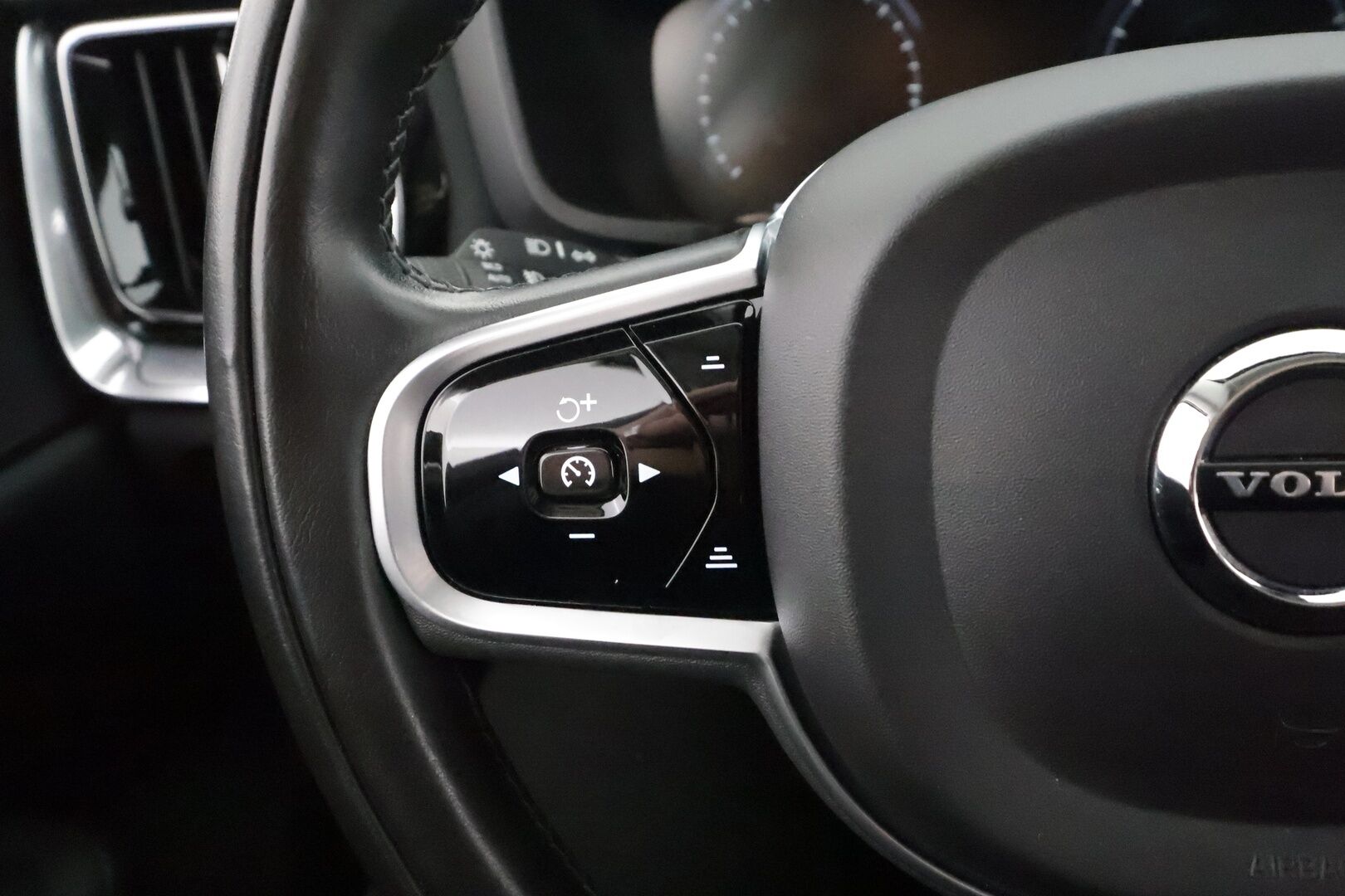 Volvo V60 2021 B4 MHEV Business aut * ACC / P.kamera / Webasto / Muistipenkki / Keyless / Nahat / Sähköluukku * - 1.Om Suomi-auto / Kahdet renkaat aluvanteilla