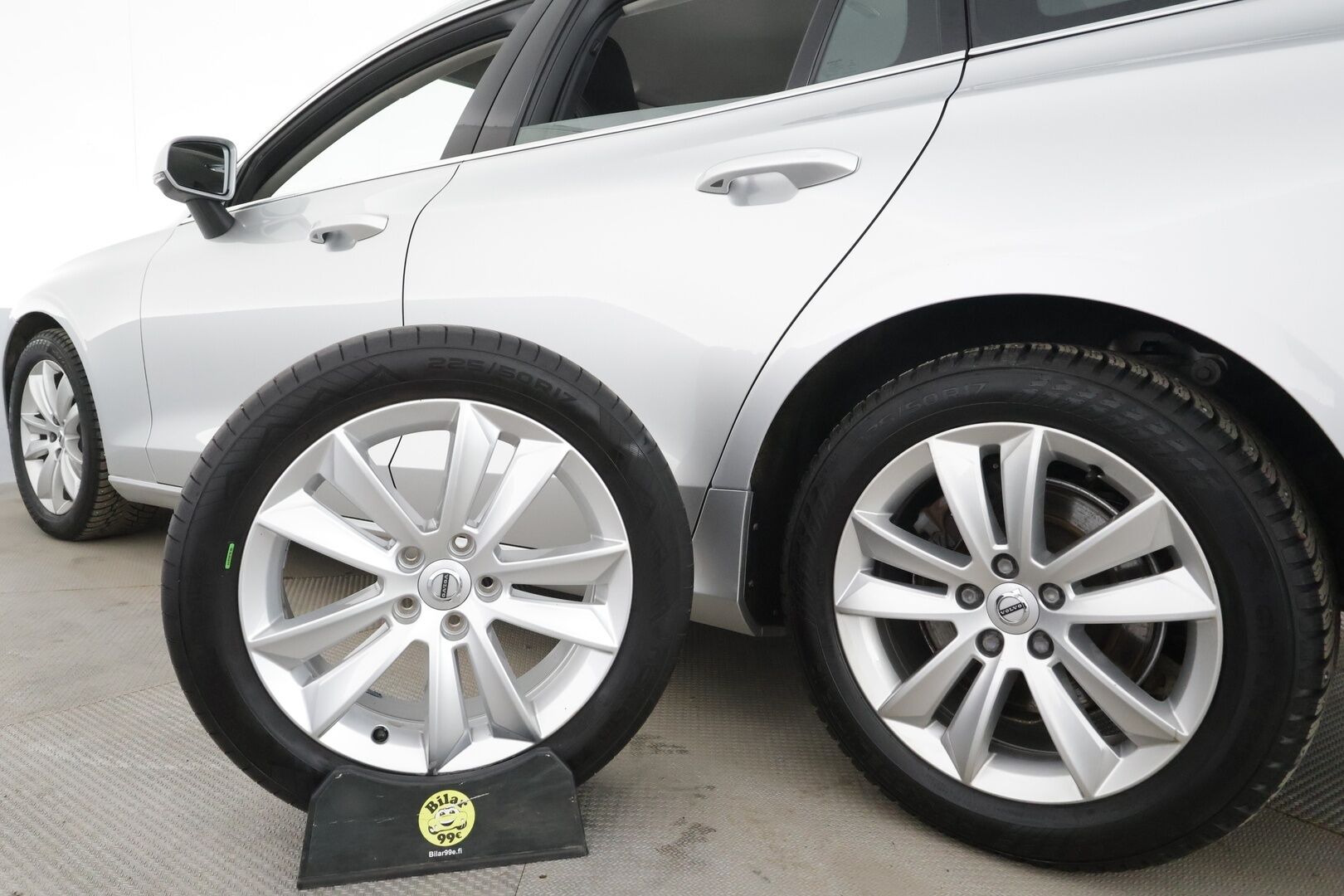 Volvo V60 2021 B4 MHEV Business aut * ACC / P.kamera / Webasto / Muistipenkki / Keyless / Nahat / Sähköluukku * - 1.Om Suomi-auto / Kahdet renkaat aluvanteilla