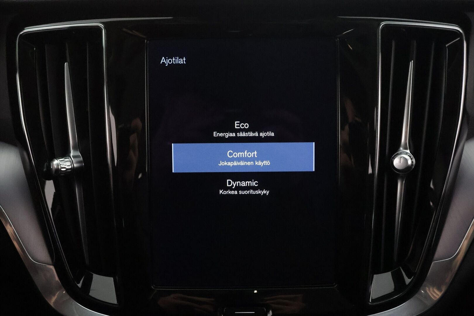 Volvo V60 2021 B4 MHEV Business aut * ACC / P.kamera / Webasto / Muistipenkki / Keyless / Nahat / Sähköluukku * - 1.Om Suomi-auto / Kahdet renkaat aluvanteilla