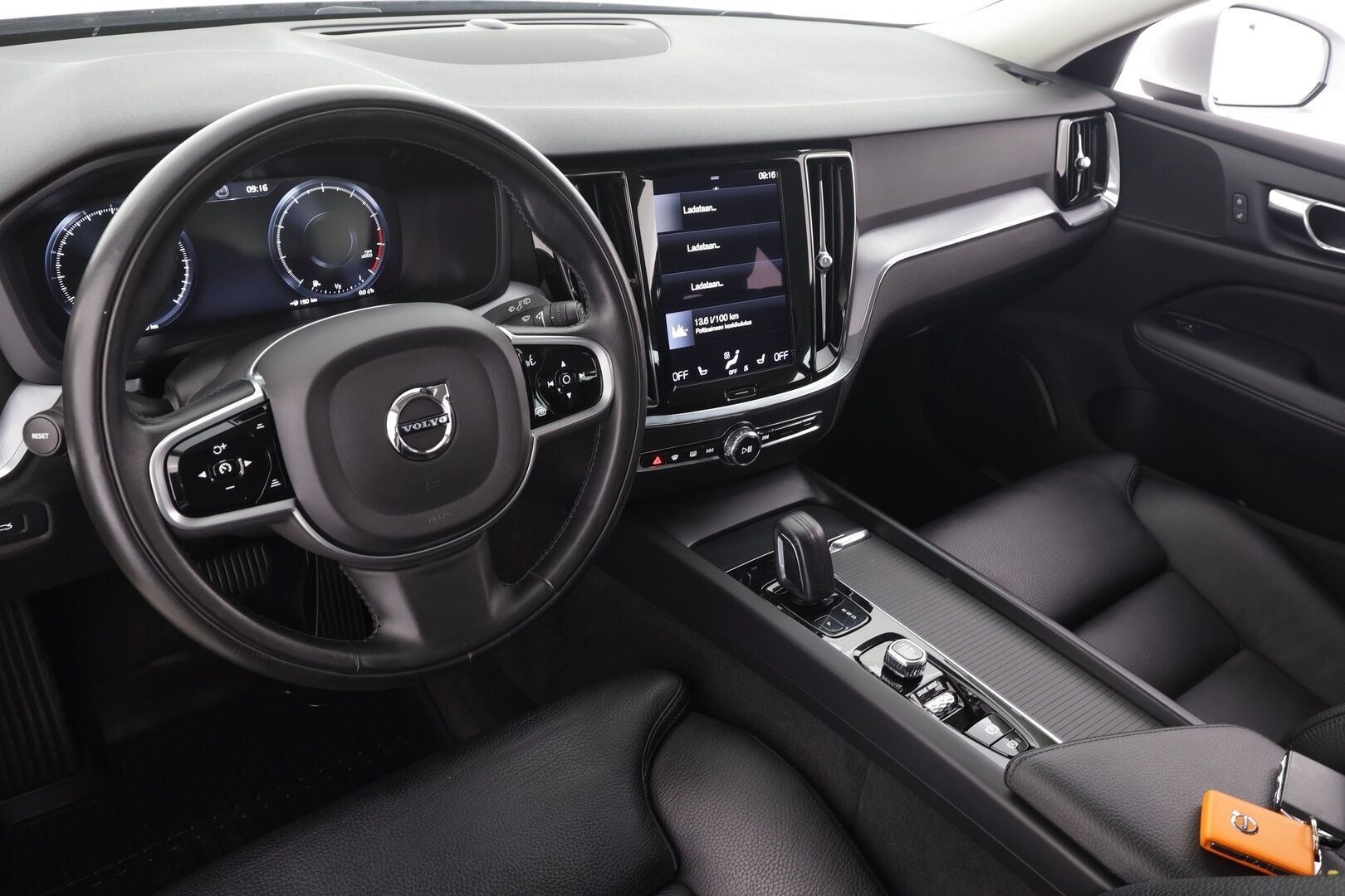 Volvo V60 2021 B4 MHEV Business aut * ACC / P.kamera / Webasto / Muistipenkki / Keyless / Nahat / Sähköluukku * - 1.Om Suomi-auto / Kahdet renkaat aluvanteilla