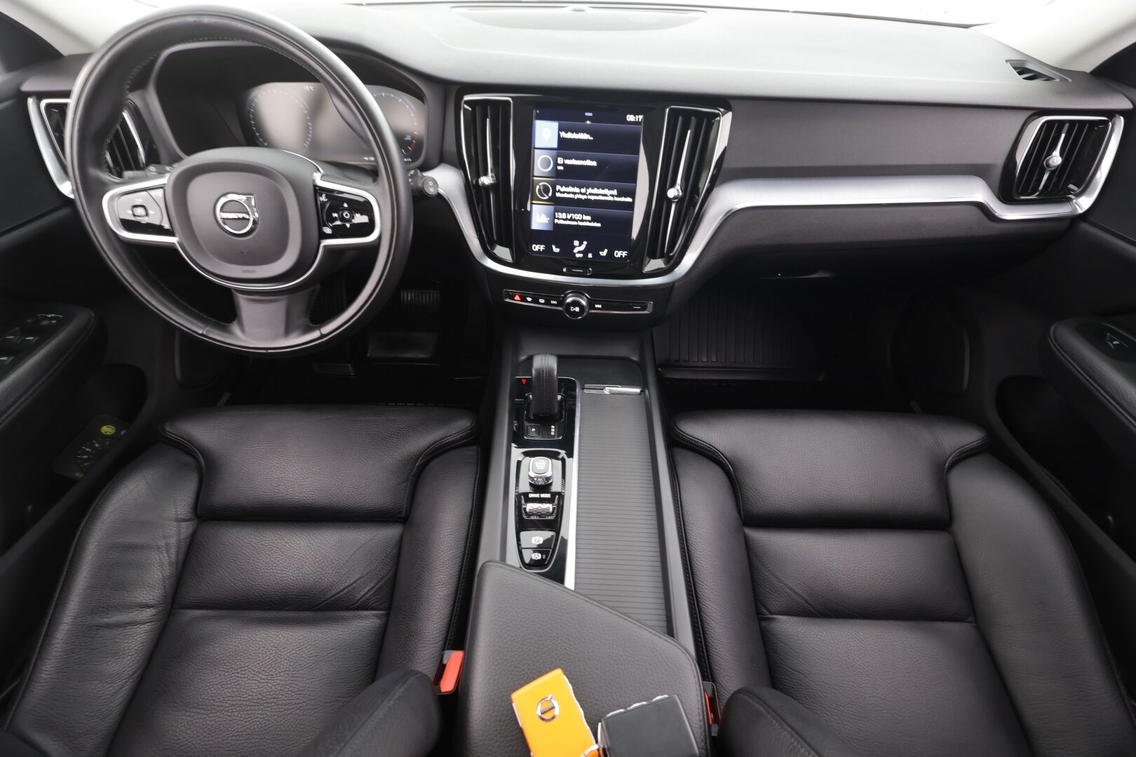 Volvo V60 2021 B4 MHEV Business aut * ACC / P.kamera / Webasto / Muistipenkki / Keyless / Nahat / Sähköluukku * - 1.Om Suomi-auto / Kahdet renkaat aluvanteilla