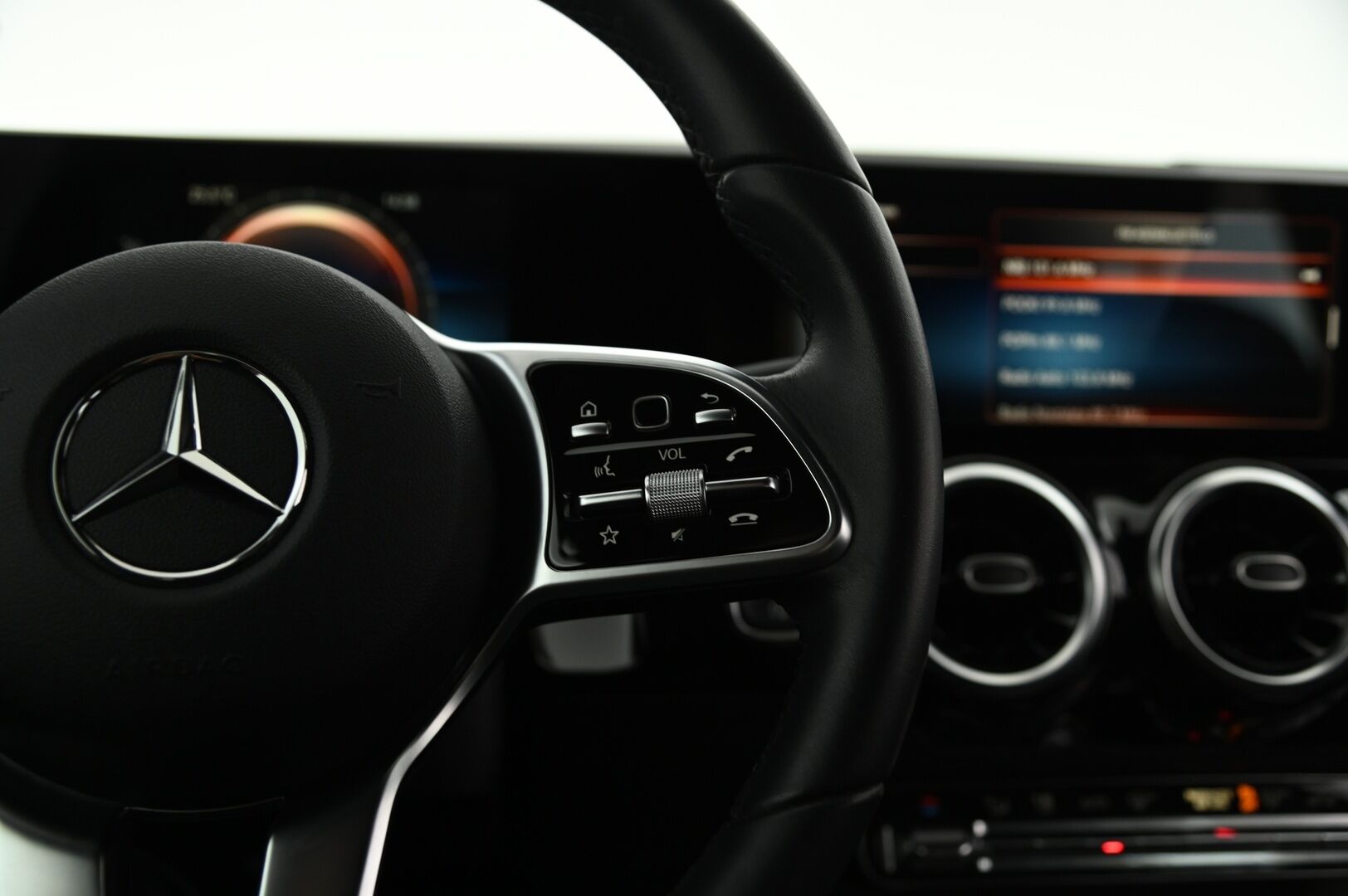 Mercedes-Benz B 2019 180 Farmari (AC)  A *Digimittaristo / S. Koukku / S. Takaluukku / P. Kamera / Sporttipenkit* - Taloudellinen / Tilava / Huippu huoltohistoria!