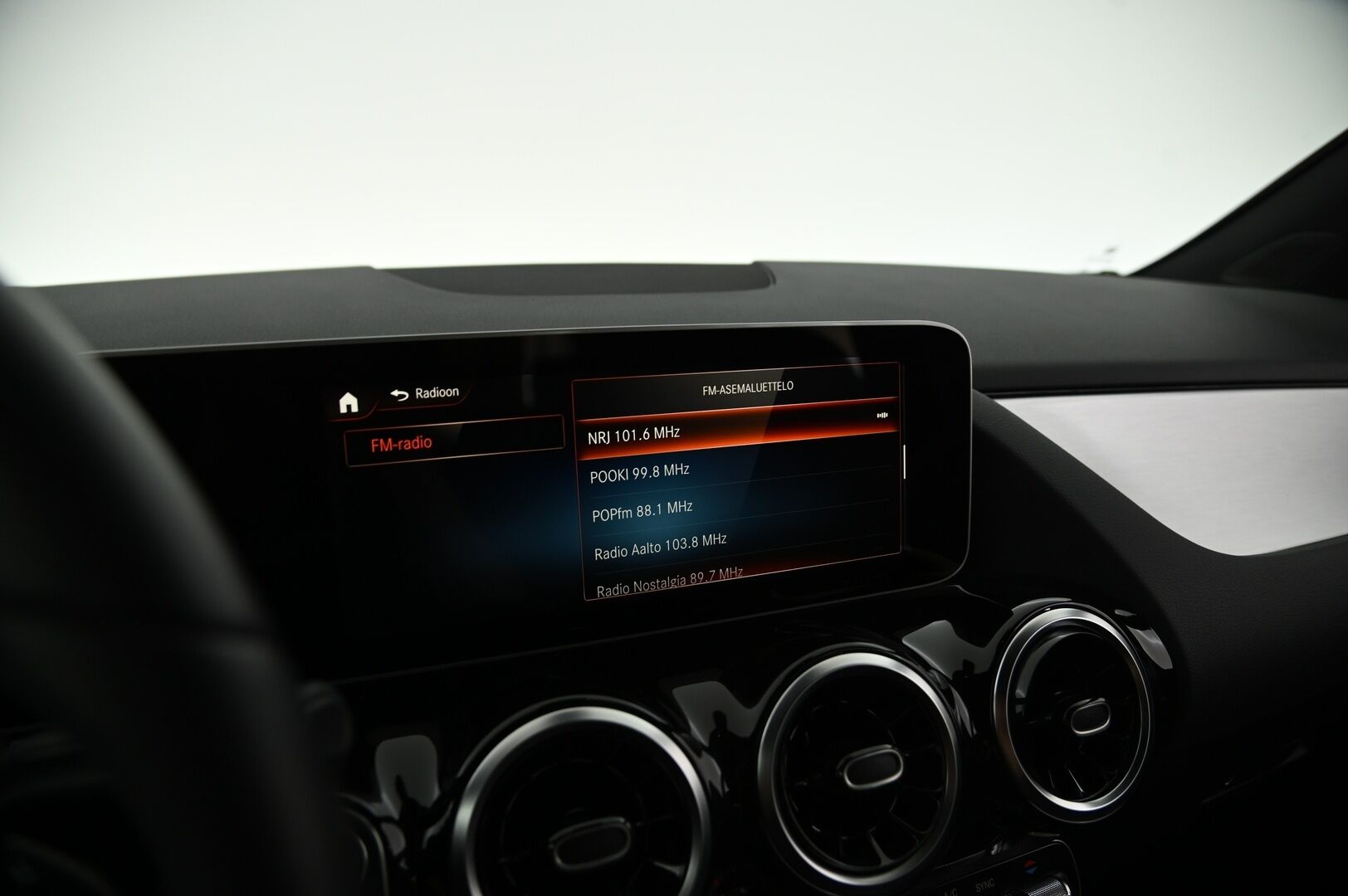 Mercedes-Benz B 2019 180 Farmari (AC)  A *Digimittaristo / S. Koukku / S. Takaluukku / P. Kamera / Sporttipenkit* - Taloudellinen / Tilava / Huippu huoltohistoria!