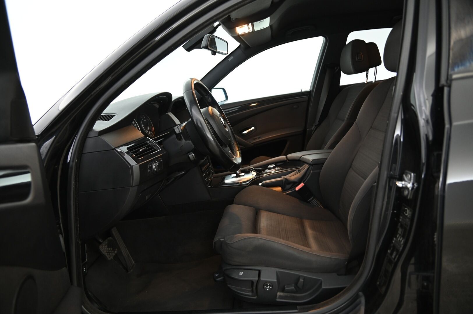 BMW 520 2009 E60 Sedan Business **Myydään huutokaupat.com** - https://huutokaupat.com/kohde/5446061/bmw-520d-m-sport-sisa-katso-video-heti-ajoon-2009