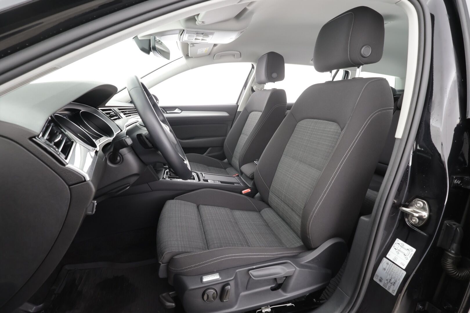 Volkswagen Passat 2021 Variant 2,0 TDI EVO SCR 110 kW DSG * ACC / Webasto / Apple & Android / LED / P.tutkat / 3-alueinen ilmastointi * - 1.om Suomi-auto /  Merkkihuollettu / Kahdet renkaat